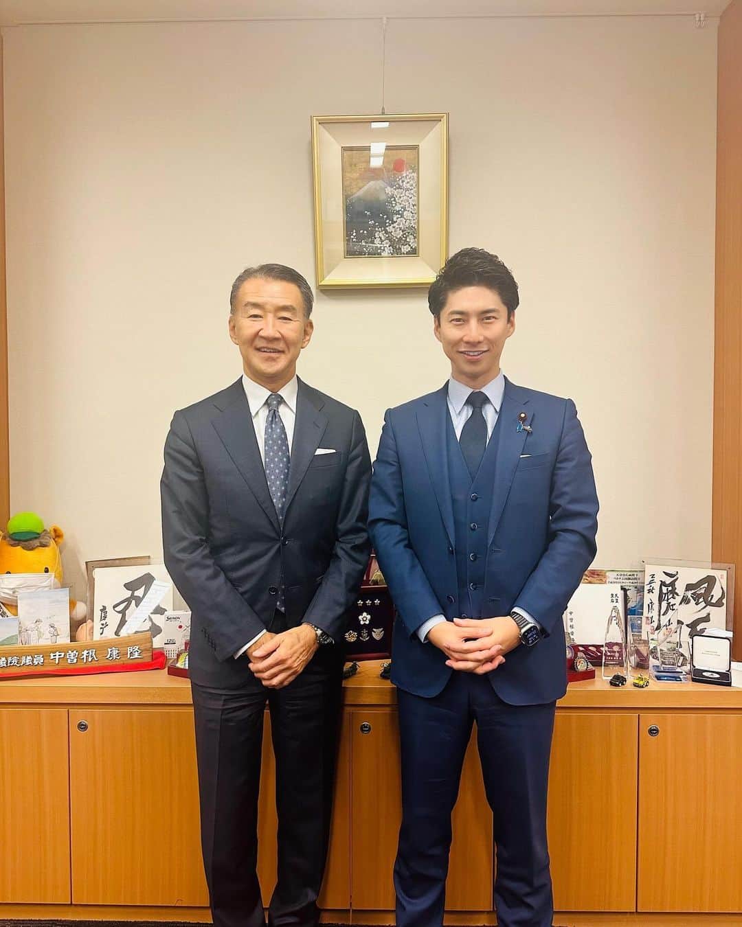 中曽根 康隆のインスタグラム：「駐ジブチ共和国🇩🇯の大塚大使が帰国され、ご挨拶に寄って下さいました。ジブチでは自衛隊がソマリア沖の海賊対処行動で大活躍をしています。また今後はアフリカの拠点として地政学上もより一層重要な拠点となります。  私が防衛大臣政務官として出張した際には大塚大使に大変に世話になりました。大使は元海上自衛隊の海将（三つ星）であり安全保障のエキスパート、そこからのジブチ大使ということで3年間、余人をもって変えがたい活躍をされました。  そして、なんと奥様は駐パラグアイ🇵🇾大使であり、今後は大使夫としてパラグアイに住まれるとの事です。（夫妻で同時大使って凄すぎます）  引き続きのご活躍を祈念しております。  P.S. お土産で持参頂いたジブチ軍隊の今年のカレンダーに私が載っていました　笑」