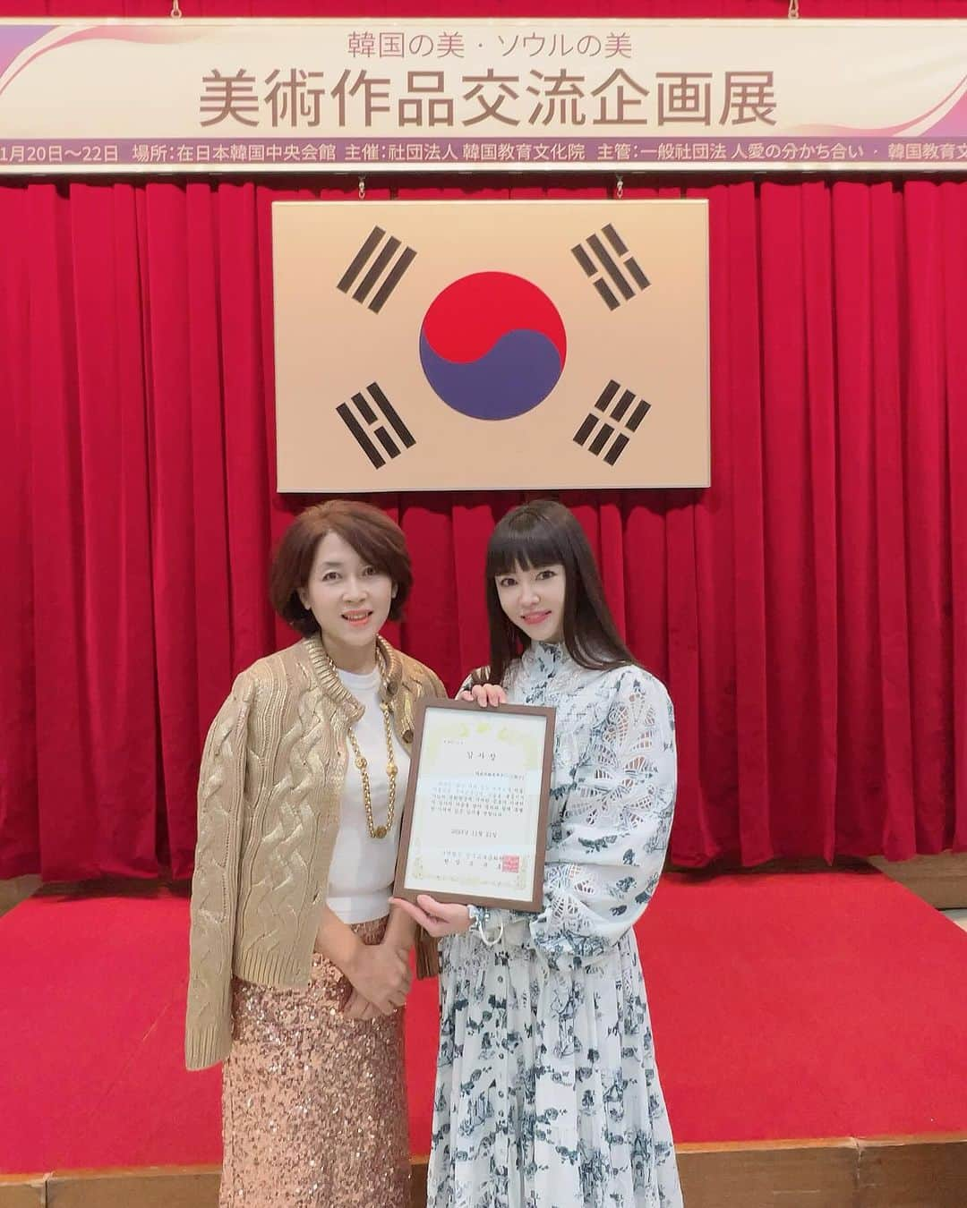 松下萌子さんのインスタグラム写真 - (松下萌子Instagram)「韓国に引き続き 日本の韓国領事館でも、セレモニーに参加し、 表彰して頂きました！  賞状には、  あなたは「清らかで魅力のある世界都市ソウル」 美術作品の国際交流展に作品を出品し、 感謝の気持ちを込めてお祝いと共にご貢献に深く感謝申し上げます。  と、記してあります。  このような展示に関われて光栄です。 今日も感謝。いつも有難う御座います。 カムサハムニダ🇰🇷  #moecochalkart #drawing  #art  #japan  #japanese #artist #moeco #チョークアート #chalkart #chalk #チョーク #tokyo #picture  #絵 #artist #松下萌子 #moecomatsushita」11月21日 15時07分 - moecochalkartonly