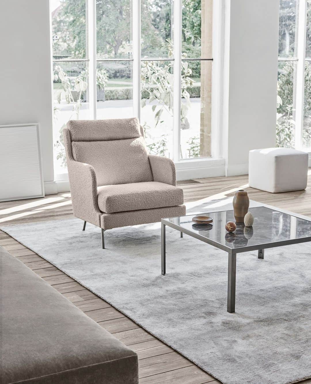 eilersenのインスタグラム：「Funen seems to draw you in with its sensuous, laid-back lines, and you feel immediately at home the moment you nestle into its gentle embrace. Like Eilersen’s sofas, it is a beautiful companion for life and comes in two variants: a low and a tall lounge chair, with heights of 73 cm and 89 cm, that work in a wide variety of different contexts. ⁠ ⁠ ⁠ The low lounge chair offers a comfortable and inviting setting for relaxation and long conversations and works well in pairs or small clusters. The tall chair stands out with its long backrest and comfortable neck cushion that makes it ideal for contemplation, rest and reading. ⁠ ⁠ ⁠ The classic chair is available with an elegant footstool. ⁠ ⁠ ⁠ ⁠ ⁠ ⁠ ⁠ #eilersen #eilersenfurniture #myeilersen #enjoyaneilersen  #funen #pierresindre #homedecor #sofa #danishdesign #inredning #finahem #interiorlovers #interiordesign #modernliving #minimalism #nordiskehjem #nordicinspiration #nordicliving #craftsmanship #boligindretning #designinterior #livingroominspo #boliginspiration  #hemindredning #schönerwohnen #nordicminimalism #designinspiration #throughgenerations」