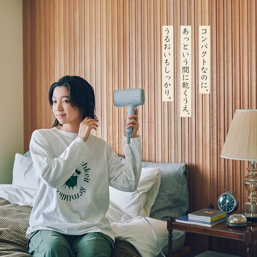 &Premium [&Premium] magazine.さんのインスタグラム写真 - (&Premium [&Premium] magazine.Instagram)「モデルの小谷実由さんが日々のケアに取り入れたのは、コンパクトながらも高性能の「パナソニック ヘアードライヤー ナノケア EH-NA0J」（@panasonic_beauty）。高浸透ナノイー搭載で、従来のナノイーより水分発生量が18倍（※1 ナノイーと高浸透ナノイー搭載との比較）だから、髪の内側まで水分補給してしっかりうるおう。新色「ミストグレー」は、植物由来の塗料「バイオマスペイント」（※2 石油由来成分に替えて、植物由来成分を10%以上配合した塗料）、エコパッケージを採用するなど、環境にも配慮。他に、ディープネイビー、ラベンダーピンク、ウォームホワイトも。オープン価格（パナソニック）  #panasonic  #panasonicbeauty  #パナソニックビューティ　 #ナノドラ　#PR  photo : Masanori Kaneshita（@masamasama18） styling : Nami Kagiyama hair & make-up : Takae Kamikawa（mod’s hair）  衣装クレジット photo1：ネックレス¥16,500／ラピエサージュ photo2 :  Tシャツ¥8,800、パンツ¥16,500／ともにノンブルアンペール photo3 : シャツ¥13,200、カーディガン¥17,600／ともにノンブルアンペール （以上ノンブルアンペール吉祥寺パークストア︎☎️0422-26-8300）」11月21日 15時01分 - and_premium