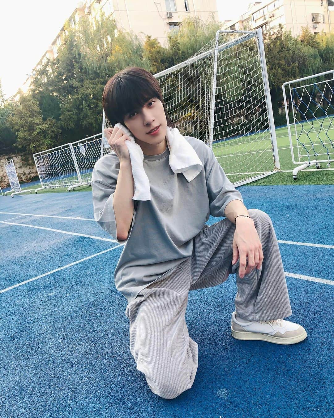 Way Vのインスタグラム：「🦄🔺😎  #HENDERY #黄冠亨 #헨드리  #WayV #威神V  #PoppinLove #心动预告  #OnMyYouth  #WayV_OnMyYouth」