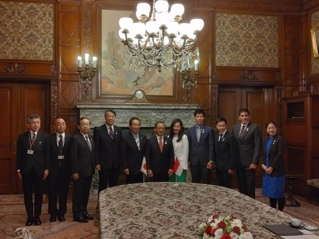 海江田万里さんのインスタグラム写真 - (海江田万里Instagram)「来日しているシンガポール共和国シェ・ジェン・ピン（謝健平）国会議長一行を額賀議長、山口議院運営委員長とともにお迎えしました。 ２０１０年１２月に内閣府特命担当大臣だったときに出張でシンガポールを訪問したこと、中国との関係を考えるうえで、シンガポールの存在は大きいことなどを私の見解として伝えました。」11月21日 15時04分 - kaiedabanri