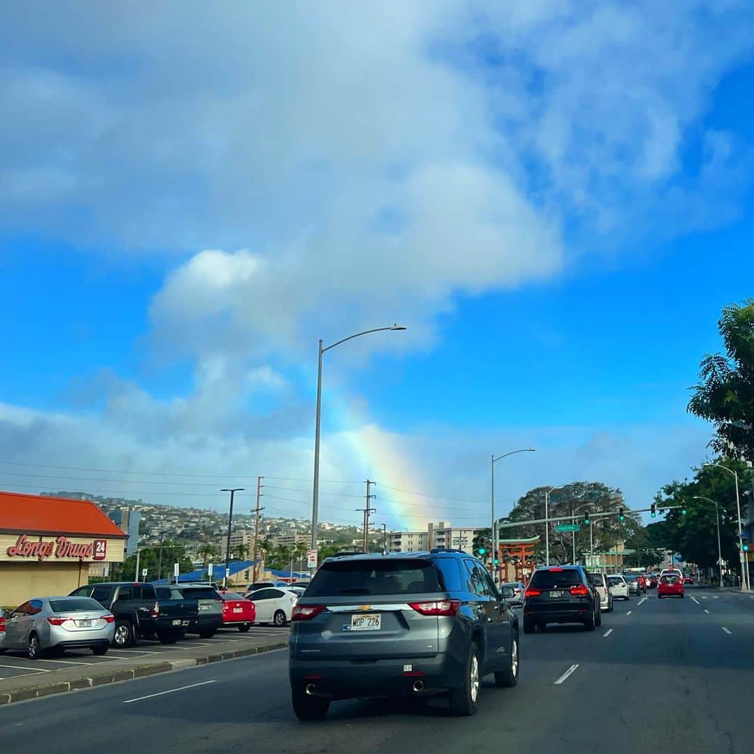 マキ・コニクソンさんのインスタグラム写真 - (マキ・コニクソンInstagram)「アロハ！ 今日家に帰る途中South King Streetを走っていたらこんな大きな虹と遭遇しました。🌈  最近雨が降ったり、止んだり、晴れたり、 と言う事は…  虹ちゃまと会える確率大なんです！✌🏼  だから雨だぁ😔と思わないで 🌈と会えるかもー、とワクワクしよう！  ものは考えよう！自分のマインド次第で ハッピーにもアンハッピーにも ポジティブにもネガティブにもなります。 マインドをポジティブ脳に 設定しちゃいましょう！  今日は虹日和だったから キョロキョロしてたら やっぱりいたーー！ 🌈を発見しただけで思わずニンマリ 幸せな気分になりました。  虹の存在って偉大だねー！ 誰もを笑顔にするーっ。 だから、目指せ虹ちゃま ハッピーレインボーのおすそ分け🌈 Are u happy now? 😊  #エアハワイ🌺  #マインドをポジティブ設定 #目指せ虹 #虹って偉大」11月21日 15時11分 - makikonikson