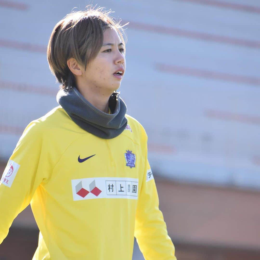 島袋奈美恵のインスタグラム：「. 明後日はホーム開幕戦💪  🗓11月23日（木・祝） 🟣広島県信用組合DAY🟣 ⚽️14:00キックオフ 🆚ちふれASエルフェン埼玉 🏟広島広域公園第一球技場  #共闘  #サンフレッチェ広島レジーナ」