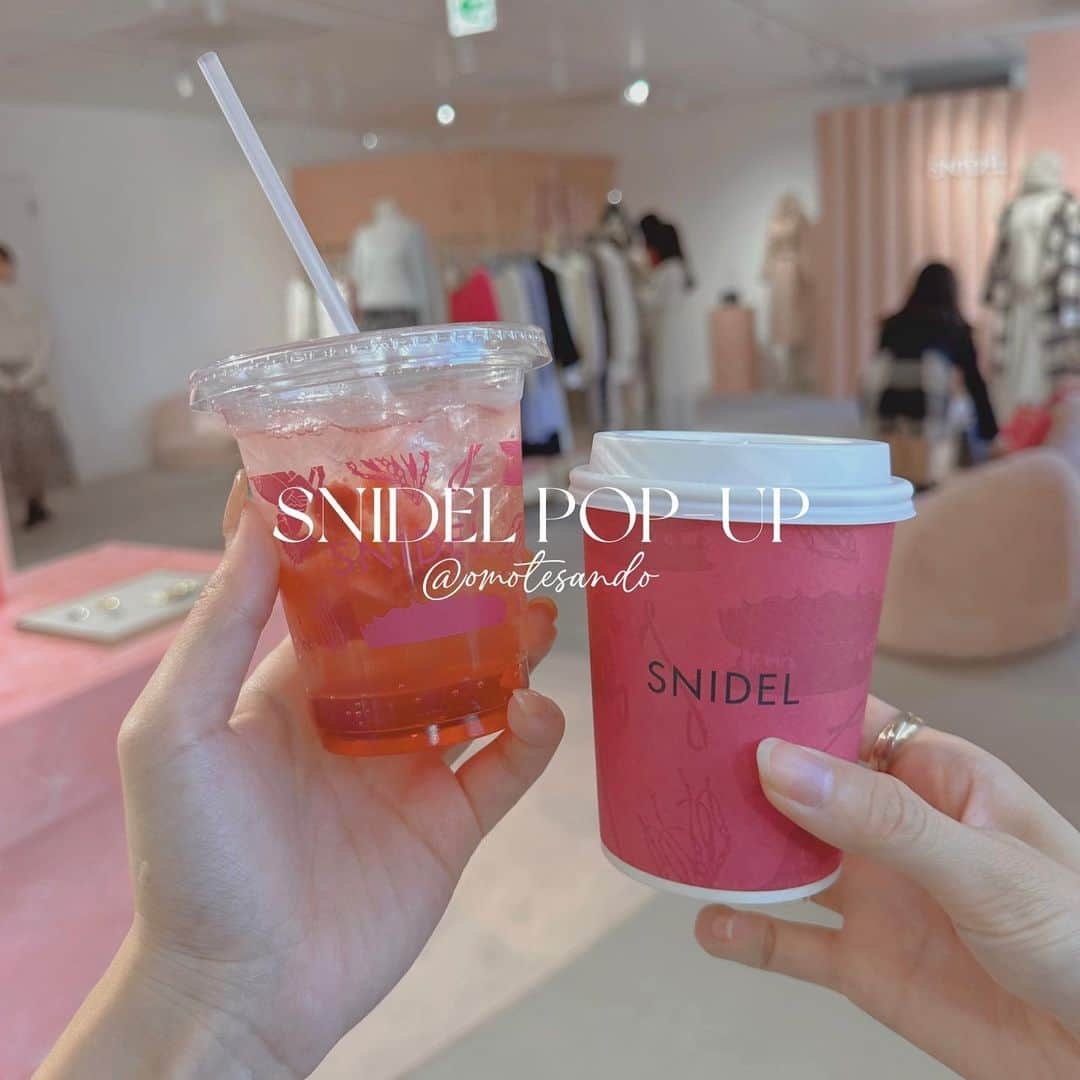 みちかさんのインスタグラム写真 - (みちかInstagram)「SNIDEL @snidel_official のPOPUPにご招待して頂いて行ってきました！ホリデーコレクションも女の子らしくて可愛い雰囲気で、パーティーにも着ていけそうなディテールが可愛いドレスもたくさんあって眼福でした👀♡  スナイデルビューティー @snidelbeauty は元々周りの友達が使ってメイク動画とか上げてるの見てて気になってたんだけどやっぱり可愛かった〜🥺買おうかな〜✨🤍ブルベイエベ問わず使えそうなパレットだったからクリスマスのギフトにも良さそう🎁  #PR #SNIDEL #スナイデル #23WinterSNIDEL #snowmagicholiday #POPUP」11月21日 15時25分 - michi3117