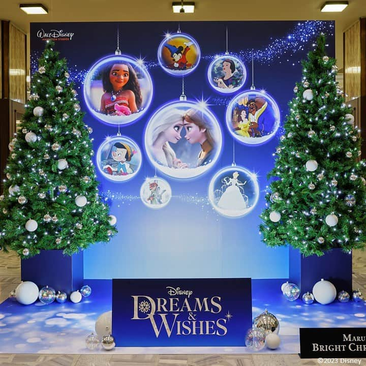 MEET at Marunouchiさんのインスタグラム写真 - (MEET at MarunouchiInstagram)「✦·..Marunouchi Bright Christmas 2023..·✦ 「Disney DREAMS ＆ WISHES」   ディズニーの”夢”と”願い”の世界に包まれる40日間 特別感溢れるクリスマスが、ついにstartしました▶▶▶   【会期】11月16日（木）～12月25日（月） 【場所】丸ビル、新丸ビル、丸の内オアゾ、丸の内ブリックスクエア ほか   最新映画『ウィッシュ』でヒロイン・アーシャを支える相棒、子ヤギのバレンティノ役を担当する山寺宏一さんと、ディズニーの大ファンで女優の大友花恋さんをゲストにお招きした点灯式を皮切りに、今年も丸の内のクリスマスが始まりました✨   今年のMarunouchi Bright Christmas 2023の見どころを一部ご紹介！   📍拠点装飾 今年の拠点装飾は丸ビル、新丸ビルをはじめ全5拠点！ 各拠点には、以下のディズニー・アニメーションをテーマにしたクリスマス装飾が登場🌲   丸ビル：『ウィッシュ』WISH 新丸ビル：『ファンタジア』The Sorcerer's HAT 丸の内オアゾ：『アナと雪の女王』FROZEN TREE 丸の内ブリックスクエア：『美女と野獣』Something There 国際ビル：『Disney DREAMS & WISHES」特設フォトウォール   各拠点ではディズニー公式プレイリスト「ディズニー・ヒッツ」より、映画『ウィッシュ』の劇中歌「ウィッシュ〜この願い〜」やディズニー・アニメーション作品の楽曲もお楽しみいただけます。 ディズニー・アニメーションの世界を、ぜひ丸の内で体感して♬  📍期間限定POP UP SHOP 期間中、ディズニーのPOP UP SHOPが登場！ クリスマスギフトや自分へのご褒美にもぴったりなディズニーグッズを販売します🎁   【会場】丸ビル1階マルキューブ、新丸ビル3階アトリウム   📍スタンプラリー ９つのポイントを巡るスタンプラリーを開催🏃 各ポイントで獲得できるスタンプには、ディズニー100 周年記念映画『ウィッシュ』や「Disney DREAMS & WISHES」キービジュアルに登場する８作品のキャラクターたちがデザインされています。   12 月1 日（金）～3 日（日）及び12 月22 日（金）～25 日（月）の７日間限定で、スタンプを集めた方を対象に、抽選でディズニーグッズが当たるプレゼントキャンペーンも開催しますので、ぜひ各ポイントのスタンプデザインをお楽しみにご参加お待ちしてます🎁   【会場】丸ビル、新丸ビル、丸の内オアゾ丸の内ブリックスクエア、新東京ビル、 丸の内テラス、TOKYO TORCH、丸の内二丁目ビル ※詳細の場所は丸の内ドットコムからご覧ください ※プレゼントキャンペーンは期間中、丸ビル1階マルキューブにて実施します   その他にもコンテンツは盛沢山！ 詳細はハイライトのEntrance🔗より丸の内ドットコムをチェックして👀   40日間にわたる今年のMarunouchi Bright Christmas 2023 ぜひ、丸の内エリアでお待ちしています。 #大手町 #丸の内 #有楽町 #東京 #tokyo #東京駅 #marunouchi #東京観光 #イベント #event #丸の内エリア #クリスマス#maruouchibrightchristmas #dreamswishes #disney #丸ビル #新丸ビル #丸の内オアゾ #丸の内ブリックスクエア #山寺宏一 #大友花恋 #ファンタジア #アナと雪の女王 #美女と野獣 #ズートピア #スタンプラリー #ウィッシュ #ディズニー100」11月21日 15時22分 - marunouchi_com