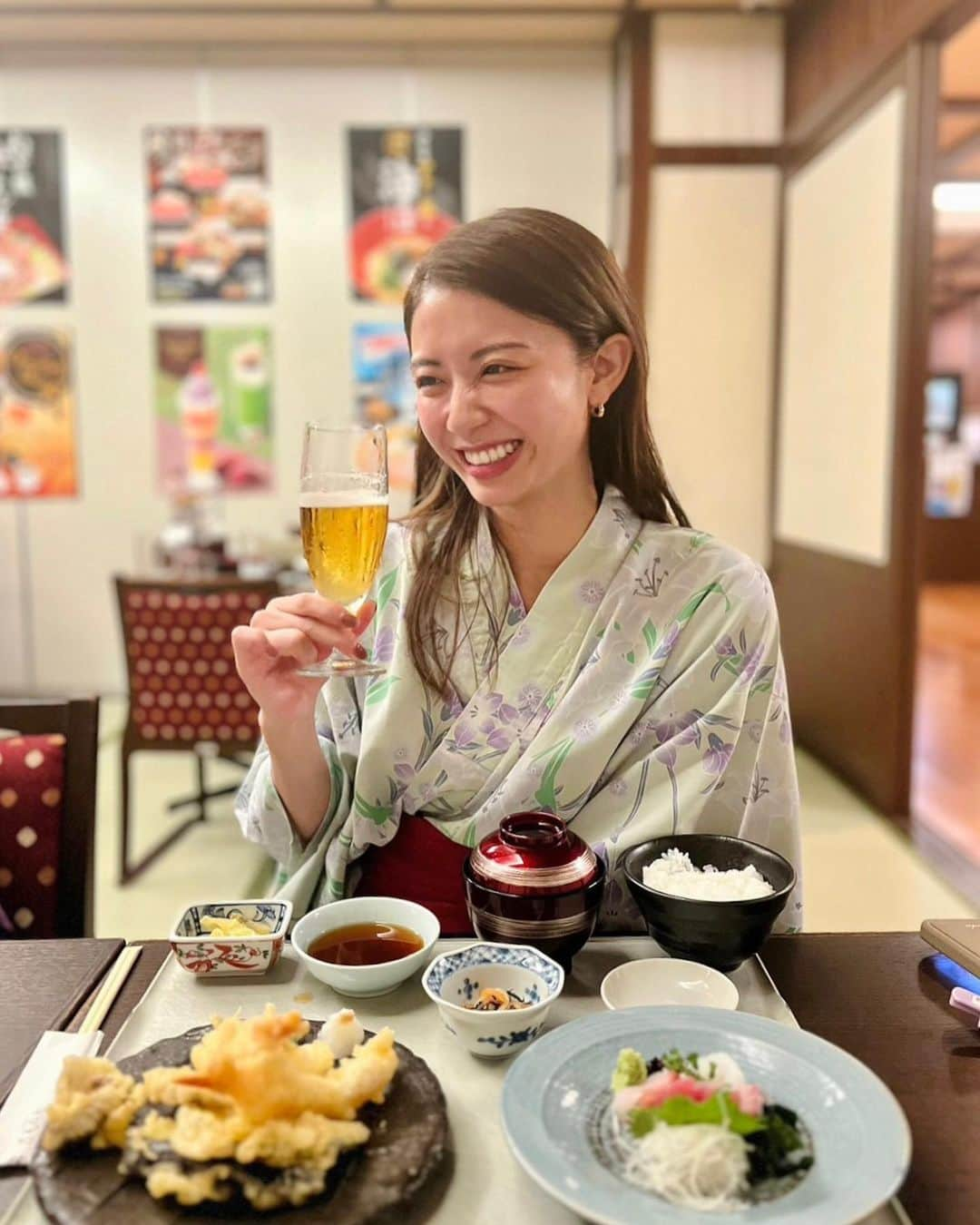 西村まどかのインスタグラム：「山登り⇨温泉⇨ビール 世界一美味しかった〜 日帰りとは思えない充実度でした。  結局摂取カロリーの方が多かったな🫠  寒暖差と乾燥で喉がやられそうです、、 土日は急激に冷え込むそうなので気をつけてね🍵  ㅤㅤㅤㅤㅤㅤㅤㅤㅤ #箱根湯本 #天成園 #金時山  #浴衣 #日帰り温泉 #箱根」