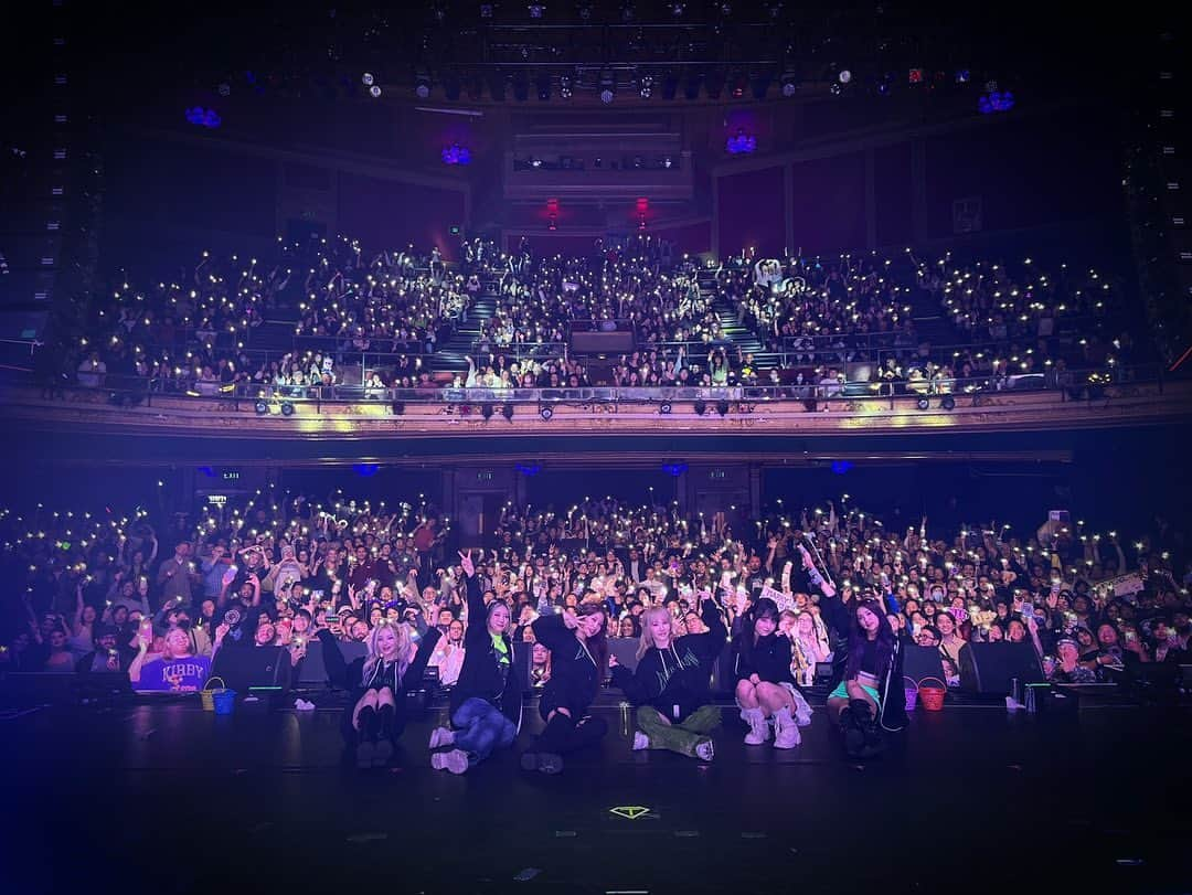 EVERGLOWさんのインスタグラム写真 - (EVERGLOWInstagram)「[📸EVERGLOW]  ‎23.11.20 #US_TOUR in San Francisco  🎁💌FOREVER에게 선물이 도착하였습니다!  선물코드: EVERGLOWwithFOREVER 선물명 : 짱버글로우는 오늘도 완벽했다💜 사용 방법 : 평생 FOREVER를 약속하며 사랑만 주기💞  #EVERGLOW #에버글로우 #이유 #시현 #미아 #온다 #아샤 #이런  #ALL_MY_GIRLS_IN_US」11月21日 15時25分 - official_everglow