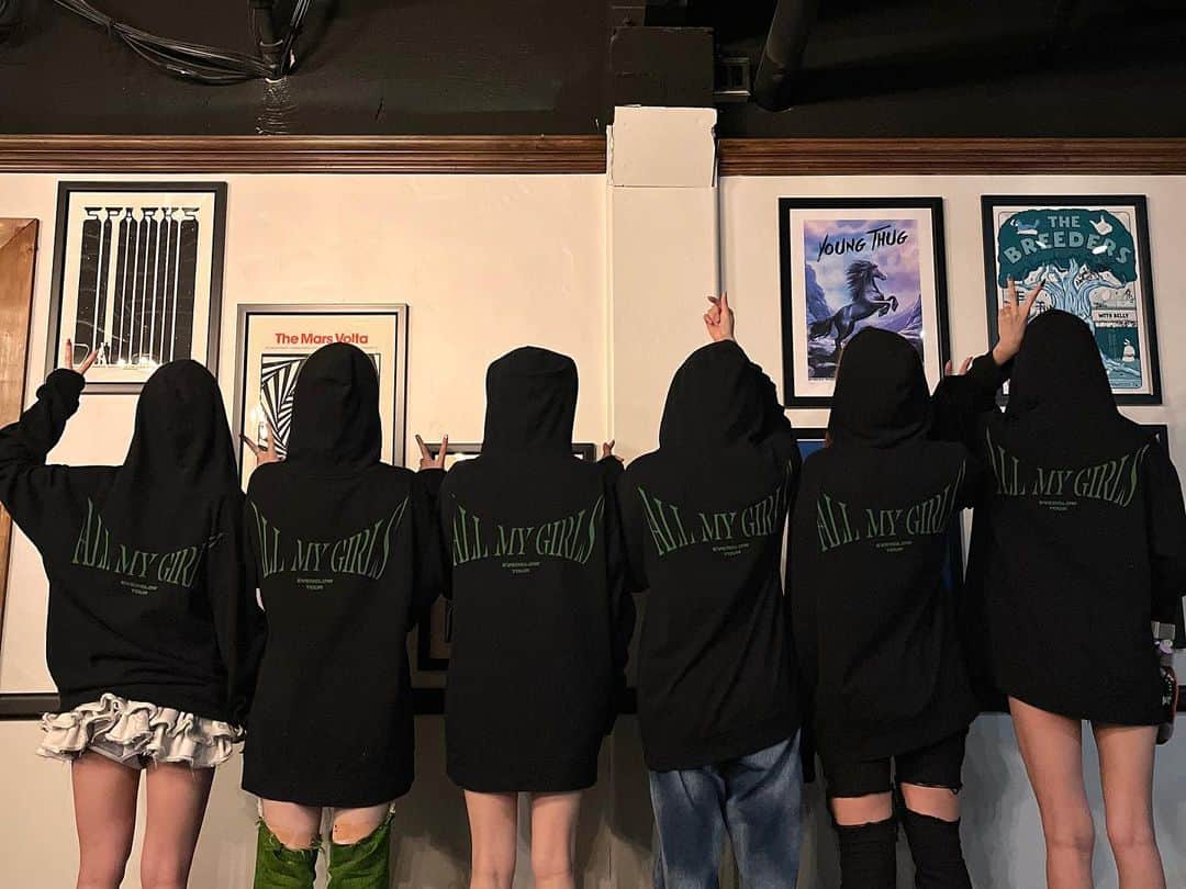 EVERGLOWさんのインスタグラム写真 - (EVERGLOWInstagram)「[📸EVERGLOW]  ‎23.11.20 #US_TOUR in San Francisco  🎁💌FOREVER에게 선물이 도착하였습니다!  선물코드: EVERGLOWwithFOREVER 선물명 : 짱버글로우는 오늘도 완벽했다💜 사용 방법 : 평생 FOREVER를 약속하며 사랑만 주기💞  #EVERGLOW #에버글로우 #이유 #시현 #미아 #온다 #아샤 #이런  #ALL_MY_GIRLS_IN_US」11月21日 15時25分 - official_everglow