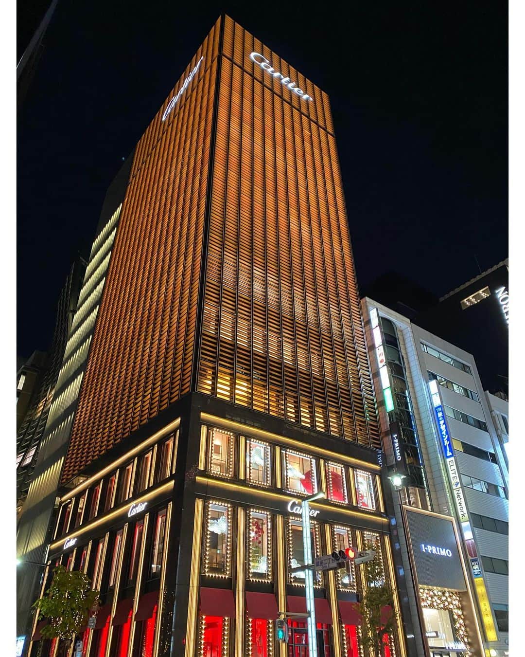 デコウトミリのインスタグラム：「先日の。ひなこに誘ってもらって💛  @cartier のイベントへ行ってきました🧸 銀座ブティック20周年おめでとうございます🥳 ラグジュアリーな空間で、素敵なジュエリーを沢山みせて頂き オシャレな音楽を聴いて楽しい時間を過ごせました♪」
