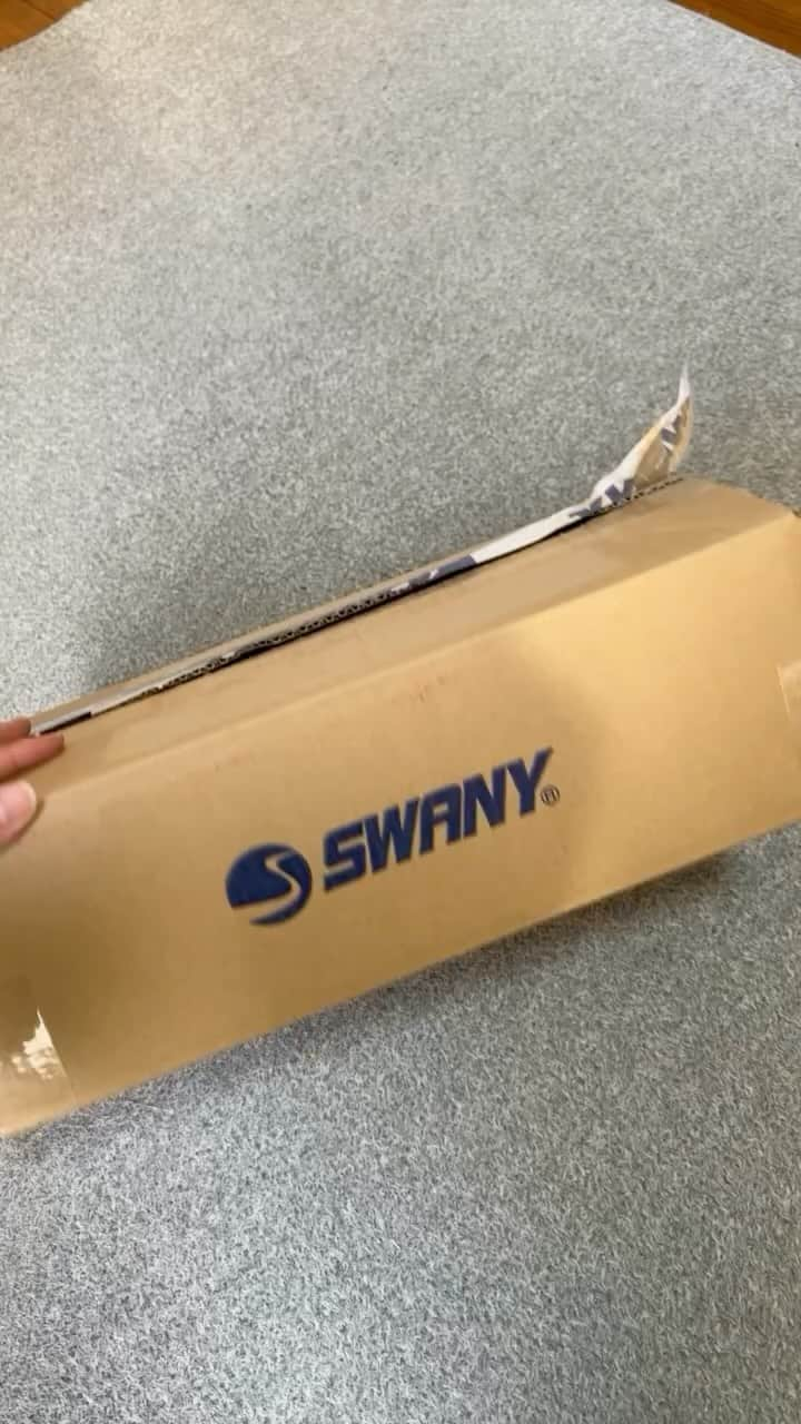 岩本憧子のインスタグラム：「ワクワクする瞬間✌️ SWANY GLOVESが届いたよ🤍 @swanygloves_jp   今季は Alaska(アラスカ)とSpringGlove🧤 Alaska、、こりゃ暖かいぞ〜！！ そして握りやすい！！ SpringGloveは名の通り、春大活躍だし、登ってる時にも大活躍の予感🗻 使うの楽しみ〜〜〜！！！！ 早くシーズンインしたいなぁ❄️  #swanygloves_jp #ski #スキー #スキー女子」