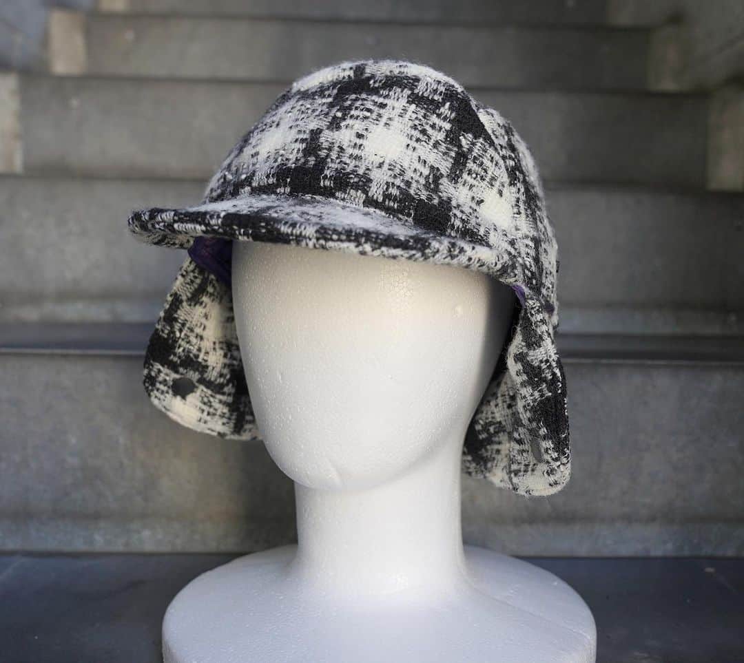 のインスタグラム：「. [NEEDLES] BIRD SHOOTING CAP - PLAID TWEED.  短めのつばと、フラップダウン仕様のイヤーウォーマーが、ユニークなフォルムを生み出すバードシューティングキャップ。  温かみのあるツイード素材によるチェック柄も特徴的です。全体的にクラシカルなムード漂うアイテムです。  -  #mawsapporo #MāW #insonlinestore #needles #sapporo #hokkaido #23aw」