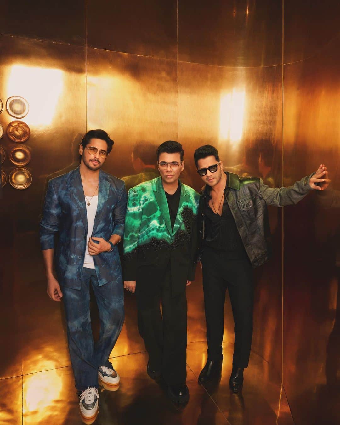 Varun Dhawanさんのインスタグラム写真 - (Varun DhawanInstagram)「Play 🎵 ishq wala love #rohannanda   Head to toe @versace  Styled by @ekalakhani」11月21日 15時30分 - varundvn