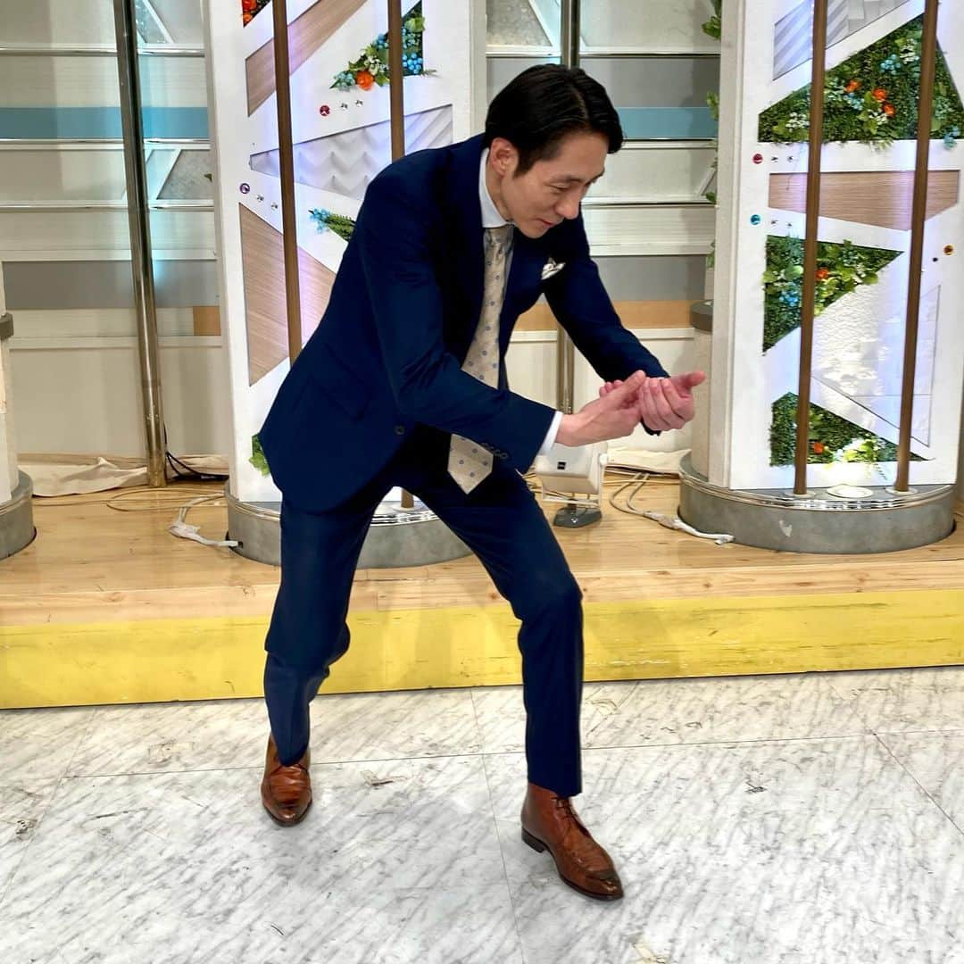テレビ朝日「大下容子ワイド！スクランブル」のインスタグラム：「「このうまい棒をどうやって割らずに持って帰ろうか」と、枚方市のうまい棒ケースが欲しくなった亮太さんです！  #テレビ朝日ワイドスクランブル#大下容子ワイドスクランブル#ワイドスクランブル#アナウンサー#佐々木亮太」