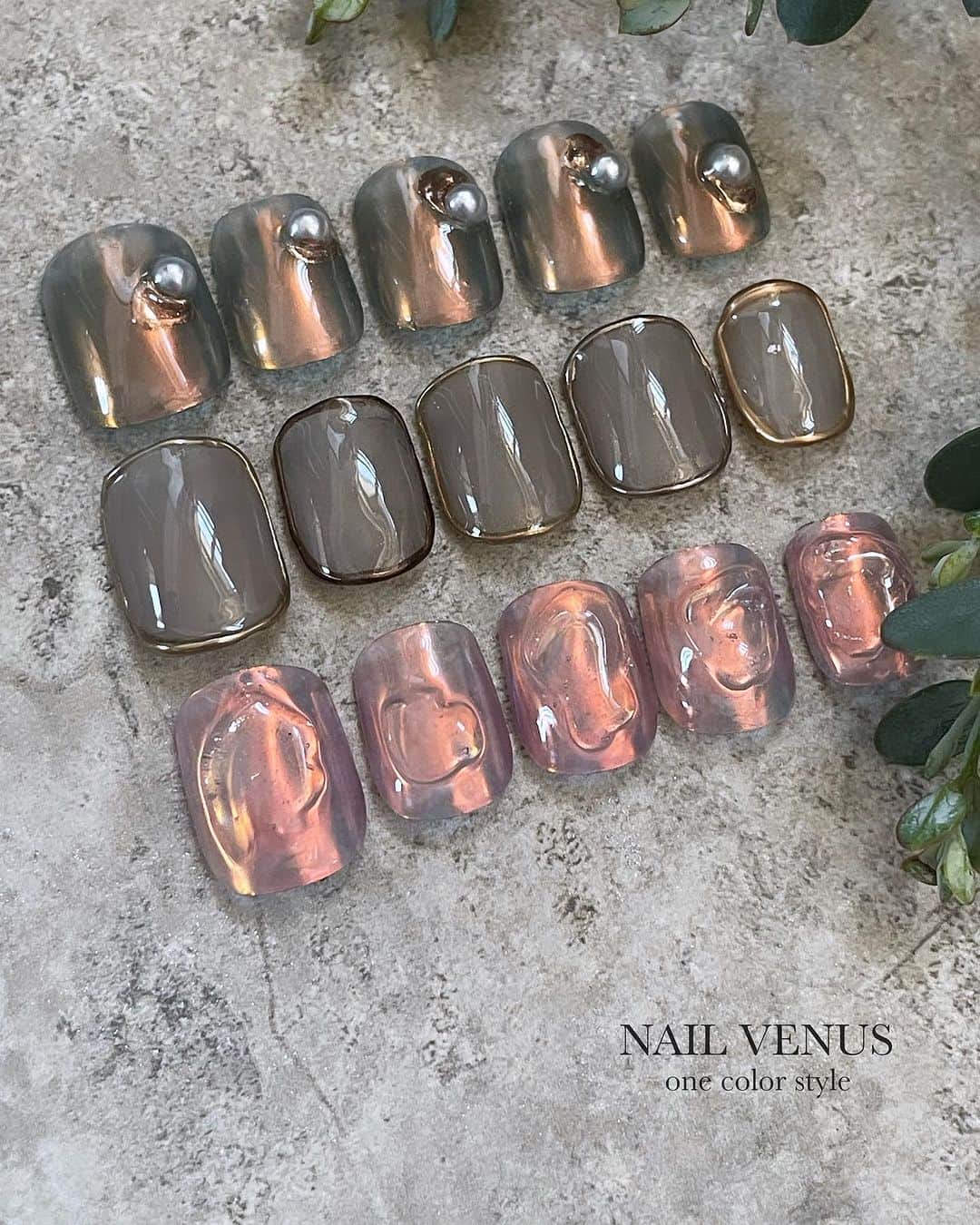 ??viviannail??のインスタグラム：「@nailvenus_magazine  『one color』企画。 ショートのニュアンスでデザイン しました💅  ▪︎現在発売日中📕。 本屋さん行ったらみてみてね♡」