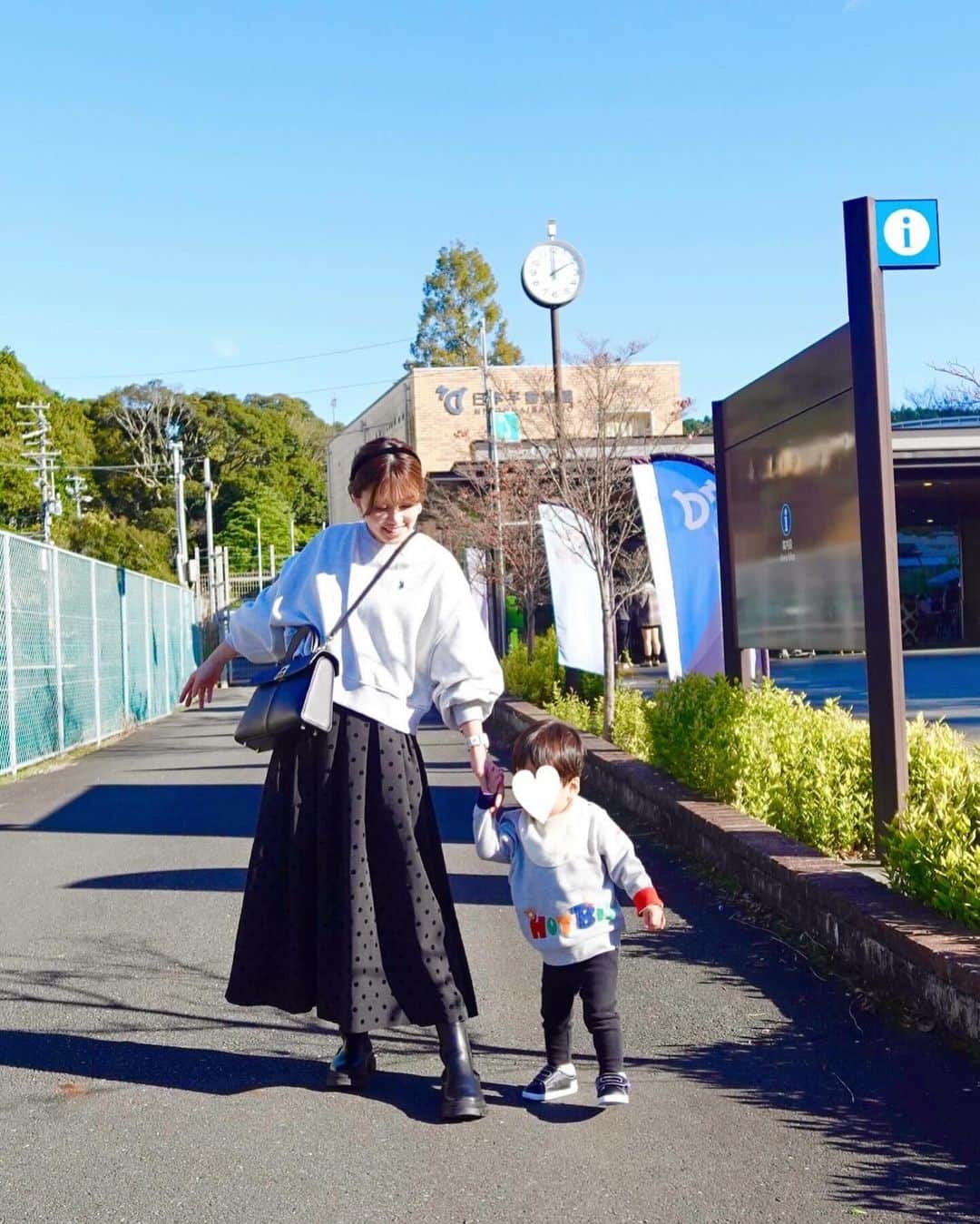 紫帆さんのインスタグラム写真 - (紫帆Instagram)「週末は動物園へ🐯🐻🐵🐘 息子の反応にとっても成長を感じました🥰  動物園の中にメリーゴーランドあって それに乗ってテンションめっちゃ上がってた🎠♡  この日はスウェットコーデに🥺 U.S. POLO ASSN.とGeeRAのコラボ商品  ご提供いただき着てみたよ♡  裏起毛であったかいしスウェットは ショート丈が個人的に好みなので嬉しい😚 GeeRAでしか買えない別注オリジナル！ ブランドロゴがさりげなくてオシャレ🥹  私はフェミニンなお洋服が好きだから ドットスカートを🎶 カジュアル過ぎず着ることができるから とってもおすすめ♡  そしてワイドな身幅とショート丈が今季っぽい！ 程よいボリュームスリーブがカジュアル過ぎず 女性らしさもプラスしてとっても好みのシルエットでした☺︎  スカートじゃなくてデニムとか似合わせて 公園とかに行く時に大活躍しそう☺️👍 スウェットはあんまり着てこなかったけど 最近ハマってます🍀*゜  クーポンも出ているのでぜひこの機会にチェックしてみてね✨ ブラックフライデーみなさんは何買うの？🥺  tops @geera__official  skirt @m_e_r_a_k_i_official  boots @sesto_shoes  bag @cafune.official   長男は最近写真撮る時一緒にポーズ してくれるようになってきた🥰！   #pr  #楽天room  #楽天roomに載せてます  #スウェットコーデ  #ママコーデ  #男の子ママ #年子ママ  #きれいめカジュアル  #きれいめコーデ  #ブーツコーデ #ドットスカート」11月21日 15時41分 - _shiho99