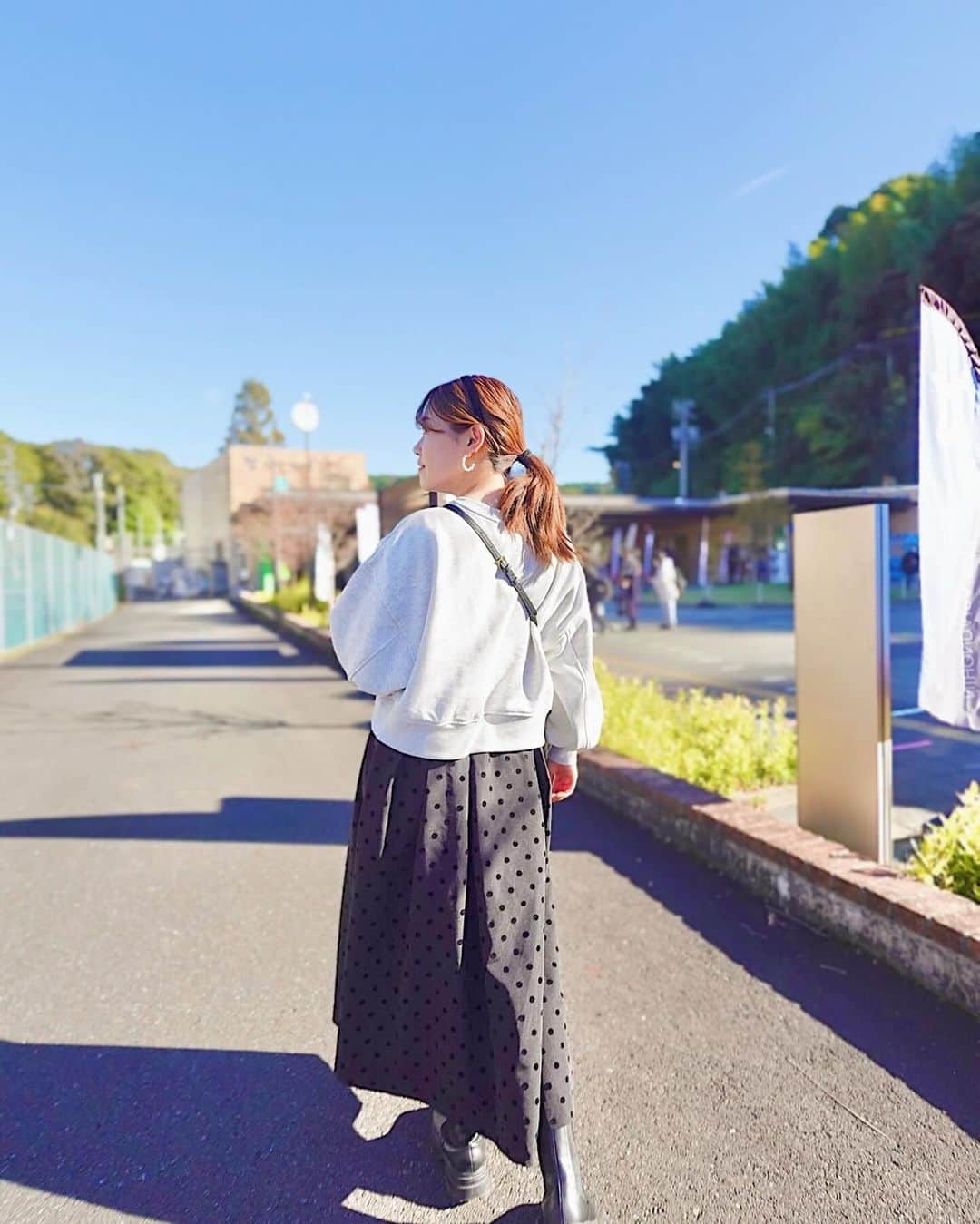 紫帆のインスタグラム：「週末は動物園へ🐯🐻🐵🐘 息子の反応にとっても成長を感じました🥰  動物園の中にメリーゴーランドあって それに乗ってテンションめっちゃ上がってた🎠♡  この日はスウェットコーデに🥺 U.S. POLO ASSN.とGeeRAのコラボ商品  ご提供いただき着てみたよ♡  裏起毛であったかいしスウェットは ショート丈が個人的に好みなので嬉しい😚 GeeRAでしか買えない別注オリジナル！ ブランドロゴがさりげなくてオシャレ🥹  私はフェミニンなお洋服が好きだから ドットスカートを🎶 カジュアル過ぎず着ることができるから とってもおすすめ♡  そしてワイドな身幅とショート丈が今季っぽい！ 程よいボリュームスリーブがカジュアル過ぎず 女性らしさもプラスしてとっても好みのシルエットでした☺︎  スカートじゃなくてデニムとか似合わせて 公園とかに行く時に大活躍しそう☺️👍 スウェットはあんまり着てこなかったけど 最近ハマってます🍀*゜  クーポンも出ているのでぜひこの機会にチェックしてみてね✨ ブラックフライデーみなさんは何買うの？🥺  tops @geera__official  skirt @m_e_r_a_k_i_official  boots @sesto_shoes  bag @cafune.official   長男は最近写真撮る時一緒にポーズ してくれるようになってきた🥰！   #pr  #楽天room  #楽天roomに載せてます  #スウェットコーデ  #ママコーデ  #男の子ママ #年子ママ  #きれいめカジュアル  #きれいめコーデ  #ブーツコーデ #ドットスカート」