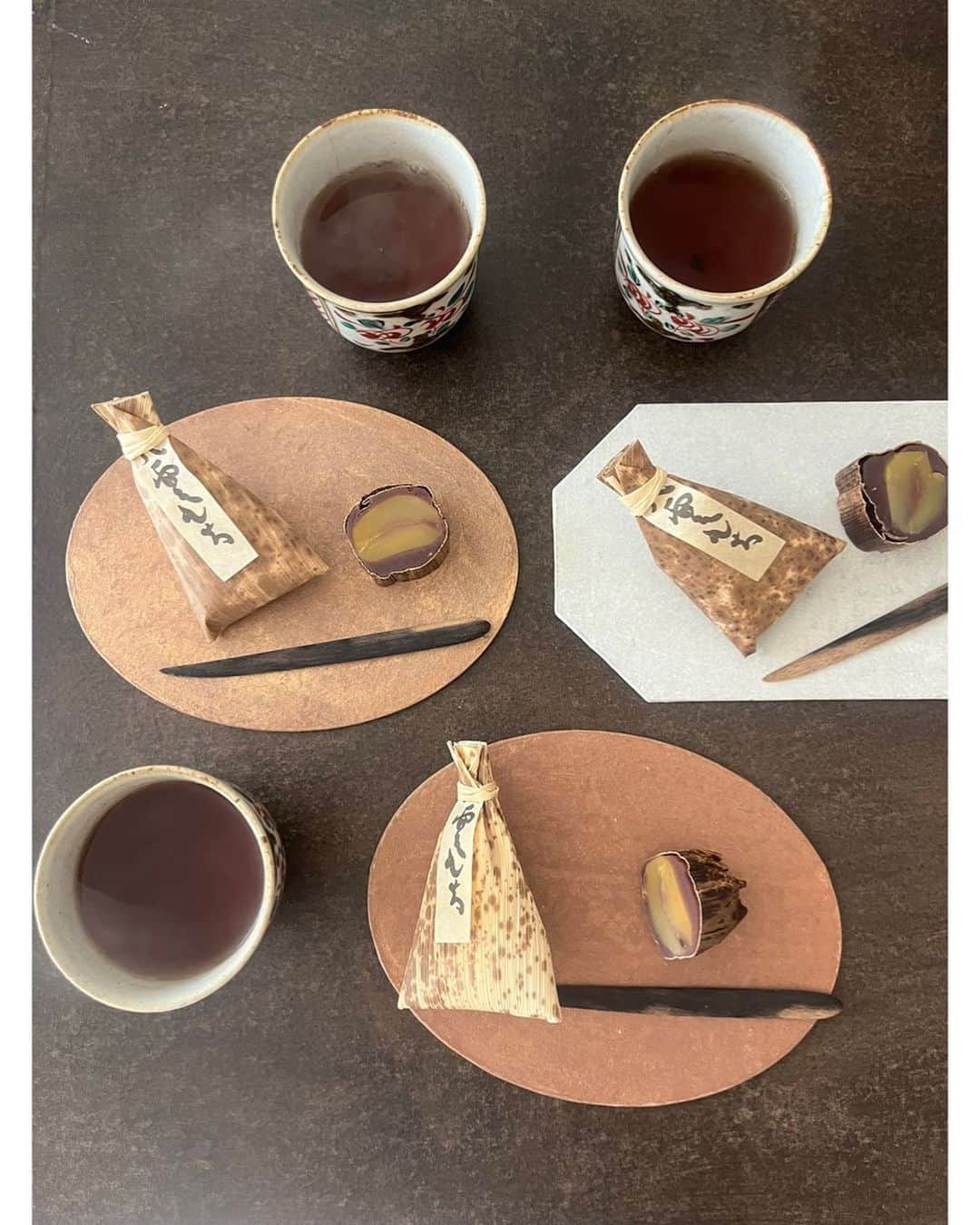 journaleatripさんのインスタグラム写真 - (journaleatripInstagram)「japanese tea break  最近のほうじ茶と甘いもの  甘いもの頂くと わかりやすく目がハートになりその方を一気に素敵な方と見つめてしまう自分がいる  #是山#八雲もち#ちもと栗ようかん#安倍川もち #和紙皿」11月21日 15時36分 - eatripjournal