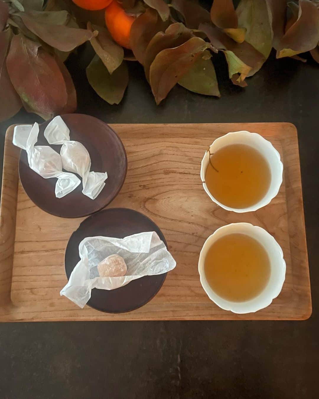 journaleatripのインスタグラム：「japanese tea break  最近のほうじ茶と甘いもの  甘いもの頂くと わかりやすく目がハートになりその方を一気に素敵な方と見つめてしまう自分がいる  #是山#八雲もち#ちもと栗ようかん#安倍川もち #和紙皿」