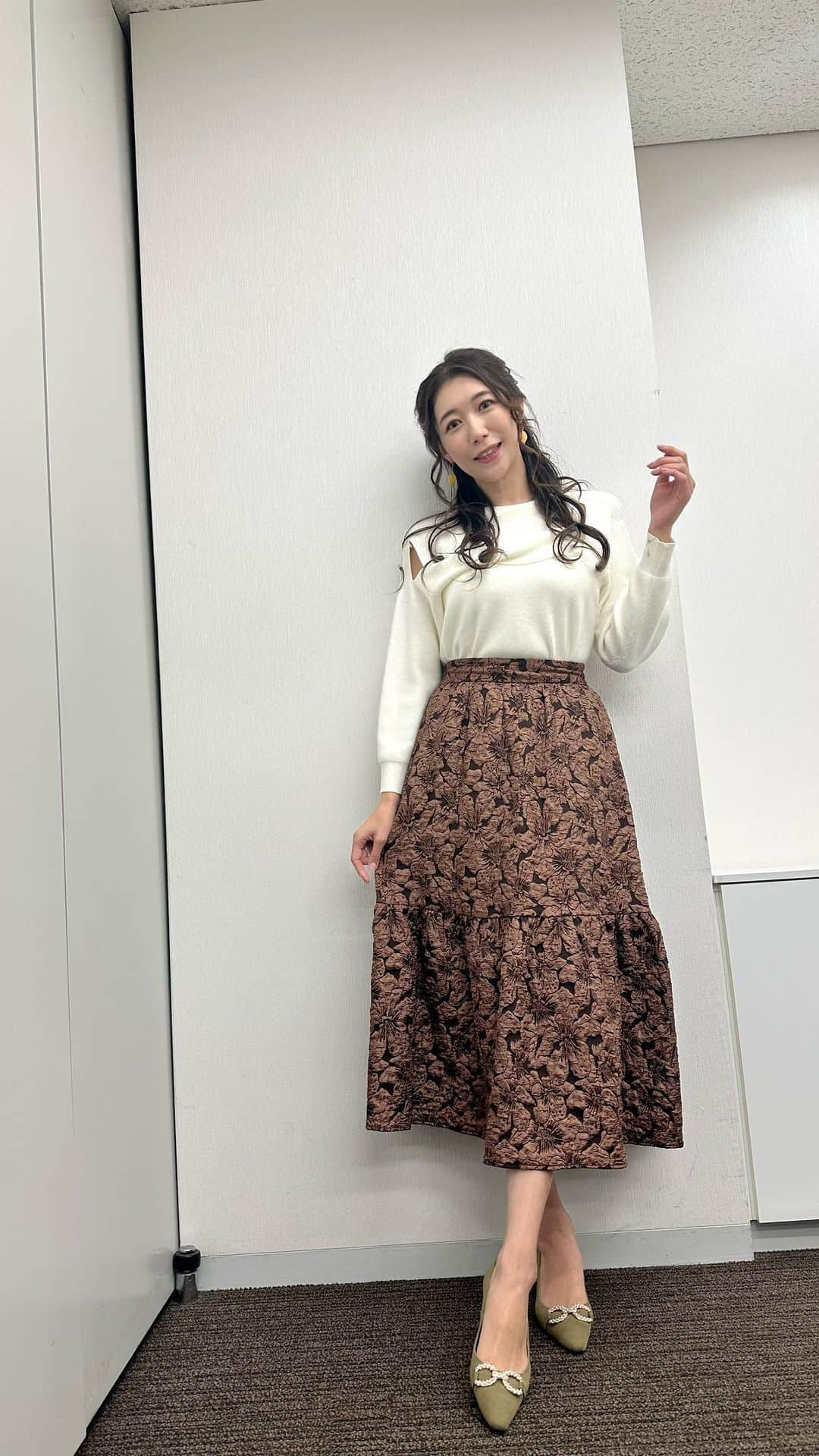 穂川果音のインスタグラム：「月曜アベプラ衣装👗  昼間と朝晩との気温差が大きいですね〜 底冷え対策必須です！  ある程度調節できる服装がオススメで、まだ厚手なニットだと暑く感じられそう。 程よい厚みのニットで首回り見まであるものがオススメですよ〜  shoes→ @randa_pic   #天気コーデ　#天気　#17度の日コーデ　#小春日和コーデ　#気象予報士　#fashion #weather」