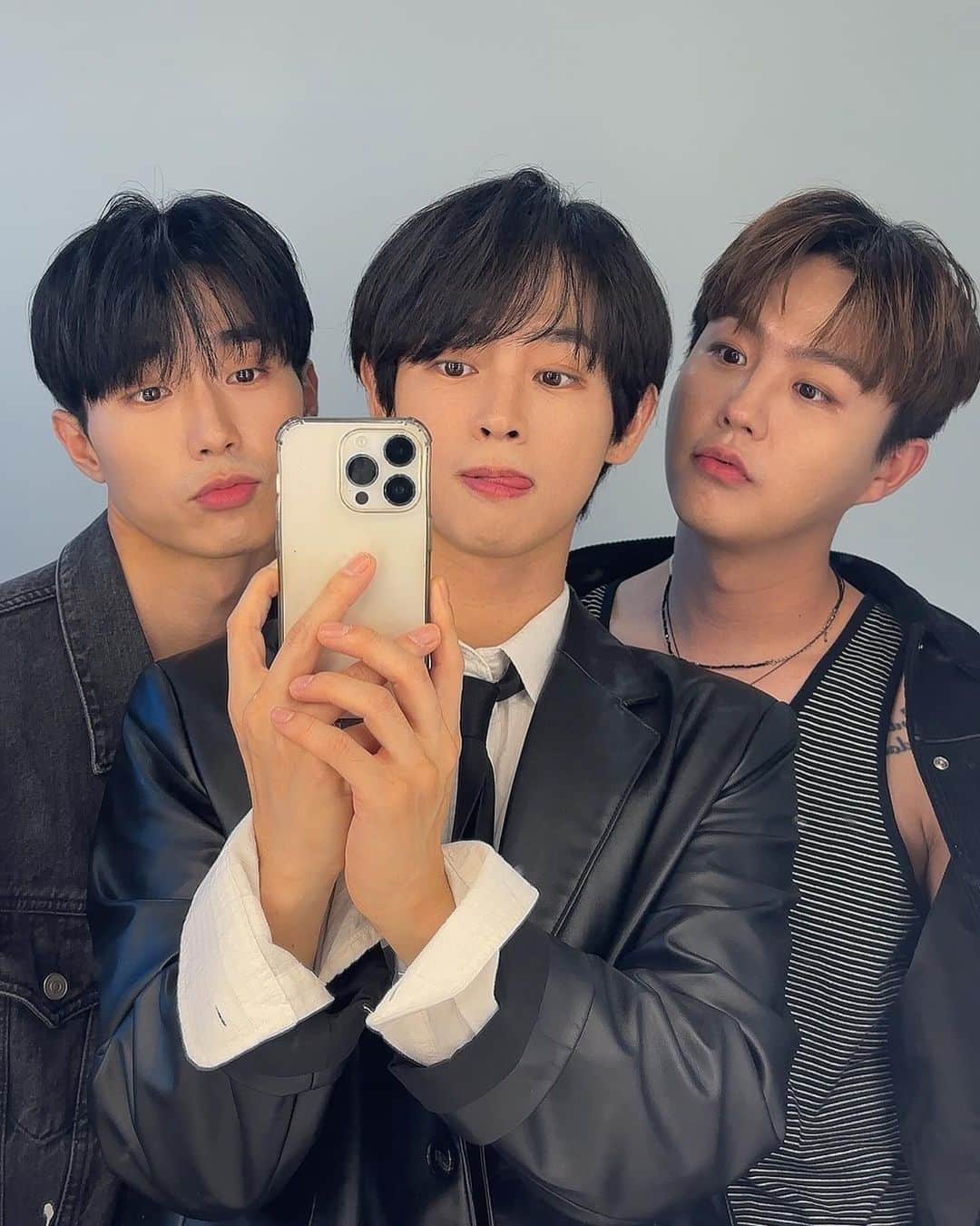 カラムのインスタグラム：「안녕하세요 가람인준제이 입니다  11월30일 (목) 낮 12시!! 드디어 저희 가람 인준 제이 이름으로 원곡 SG워너비 선배님들의  죽을만큼사랑했어요 라는 노래가  리메이크음원으로 발매됩니다!!!! 정말 오랜만에 나오는 음원인만큼  열심히 준비한만큼 많이 들어주세요!! 11월30일 (목) 낮12시  가람인준제이-죽을만큼사랑했어요  많은관심부탁드려요❤️💙🖤」