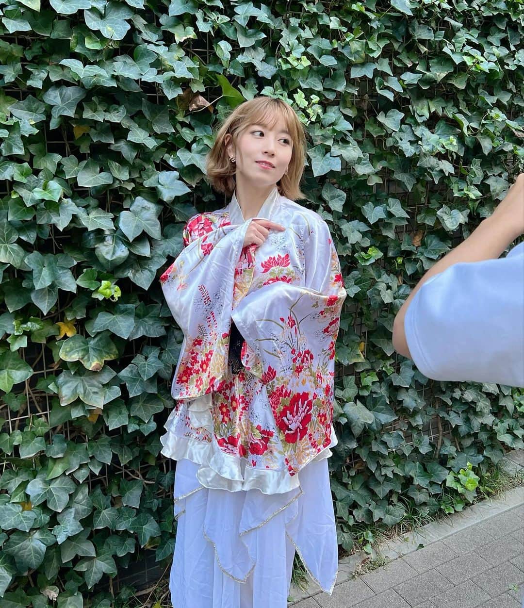 百合沙のインスタグラム：「明後日から開幕する舞台のブロマイド撮影でした✨ これはLIVEの和衣装🎤 キャスト全員メッチャ着替えます。 いろんな姿お見せできて嬉しい！ 衣装集めてる東出さんすご。  中野ウエストエンドスタジオで待ってます🙌  #actriz #actress #撮影 #shooting」