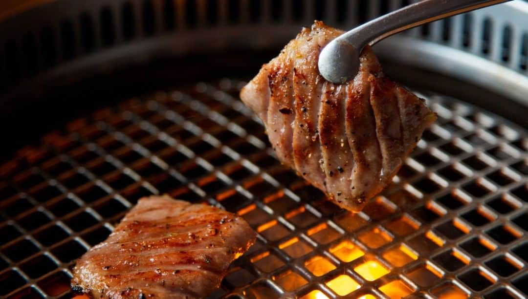 HILLS LIFE DAILYのインスタグラム：「3 Best Gyutan Restaurants 口福への階段は牛タンから始まる！ 至高の焼肉屋さん３選  プロフィールのURLから最新記事をチェック。  #赤身専門にくがとう #大徳壽tokyo #焼肉ホルモン山水縁虎ノ門本店」