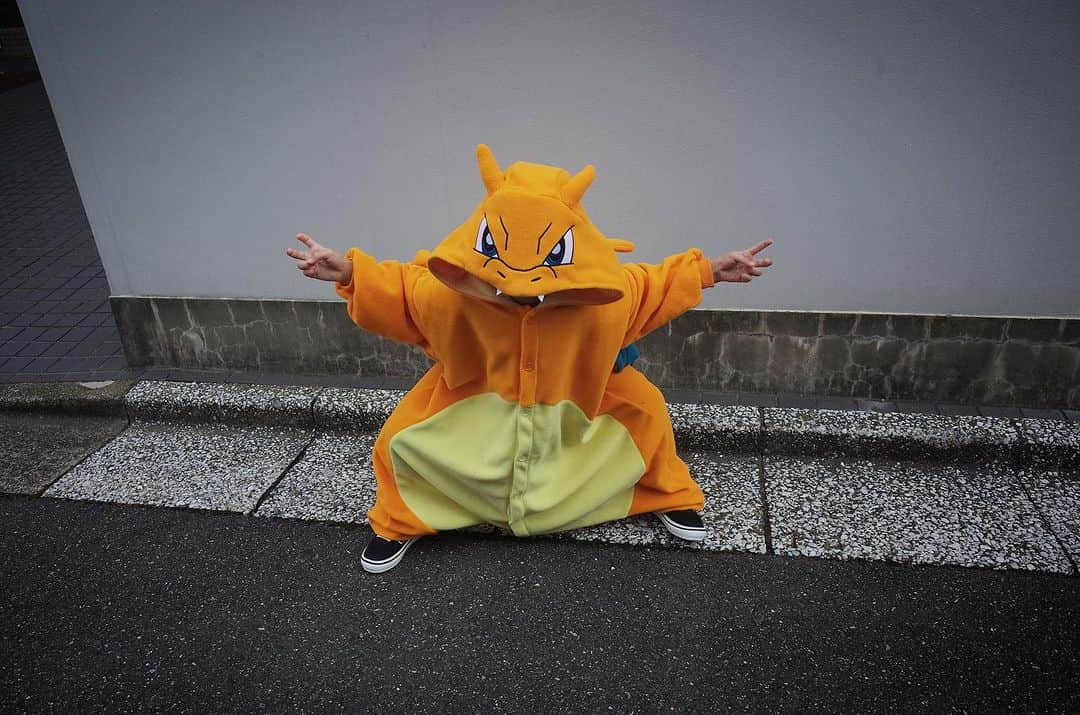 小野麻亜矢さんのインスタグラム写真 - (小野麻亜矢Instagram)「今年のハロウィンは ポケモンのリザードンに♪  たまたまお友達がピカチュウとサトシで  サトシがひきつれるピカチュウとリザードンが 可愛かった♡  よい思い出♡  #ハロウィン2023 #思い出投稿 #はや1ヶ月たちそう #ポケモン #リザードン」11月21日 15時47分 - ono_maaya