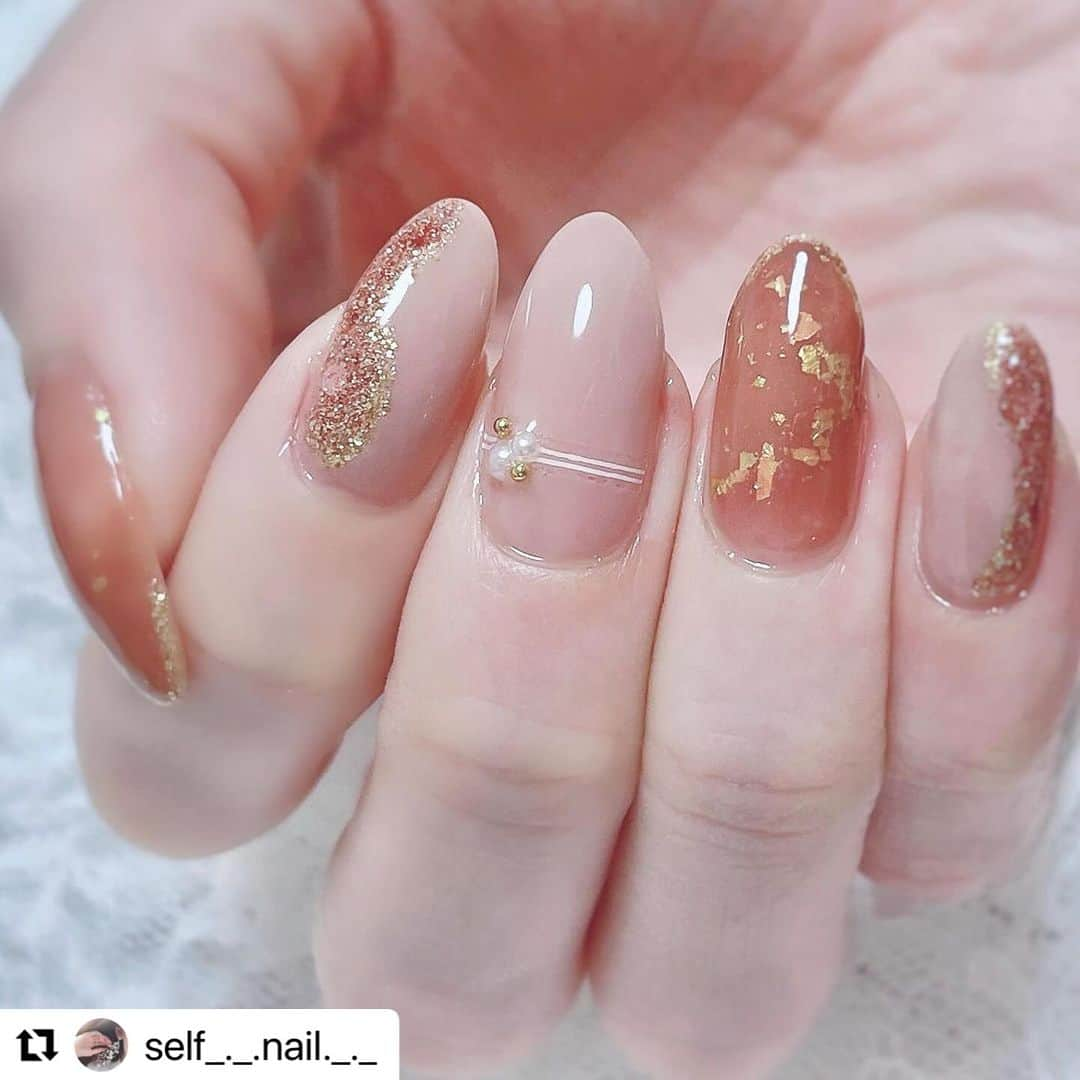 【PLANET NAIL（プラネット ネイル）】公式さんのインスタグラム写真 - (【PLANET NAIL（プラネット ネイル）】公式Instagram)「✰✰✰✰✰✰✰✰✰✰✰ PLANET Girl🪐 @self_._.nail._._ さま♡  PLB18 星屑シャングリラを使った 秋っぽニュアンスネイルデザインのご紹介です😌✨ ╍ ╍ ╍ ╍ ╍ ╍ ╍ ╍ ╍ ╍ ╍ ╍  ニュアンスネイル𓂃 𓈒𓏸    使用ポリッシュᝰ✍︎꙳⋆  ￣￣￣￣￣￣￣￣￣￣￣ @canmaketokyo カラフルネイルズN08 N29 N70 @_squseme_  グロッシーコート グレージュ @pa_nail ワンダーカラー RWN-17 うすめ液base06 @parado_official @parado_nailbu ロージートワイライト @planet.jp PLB18 星屑シャングリラ @chifure_official エナメル細筆タイプ 006  ￣￣￣￣￣￣￣￣￣￣￣   　　　　　 　ニュアンスネイル部分 ____________________ 　N70を一度塗りして、すこし乾いたら金箔を乗せる  　金箔を乗せた部分に重ねるようにRWN-17を少し重ねる  　ロージートワイライトを、薄め液で薄めながら少し乗せる  　上からN70を重ねる  　ちふれの細筆でスキニーフレンチ💅  　　　　　 　他の指  _______ 　グロッシーコートを二度塗り  　ちふれで波ラインを引いて🌊星屑シャングリラを乗せる   　　　　　 　　　　　   　　　　　 　金箔を重ねたり、ピンク系のポリッシュを少し重ねることで  　奥行きが出てかわいい🖼️💖   　　　　　 　それと最近トップコートを２つ使うのにハマってます❕  　opiを使ってからクリスタルコート⭐️  　ちゅるん感増す気がする💖  　ベースコートはレブロンのを新しく買ってみたよ👍🏻  　結構すきかも😊💗持ちも良くなる気がする✨   　　　　　  　寒くなってきたので温かくして体調気をつけようね🧣♡  　　　　　  #selfnail #selfnails  #nailart #naildesign #instanails #nailstagram #polish #polishnail #nailpolish #セルフネイル #ポリッシュネイル #ネイルポリッシュ #ポリッシュ #マニキュア #手元クラブ　#キャンメイクネイル #ワンダーネイル #スキューズミー #PLANETNAIL #PLANETGirl #星屑シャングリラ #プラネットガール2023 #ラメネイル部 #ニュアンスネイル #金箔 #金箔ネイル #秋ネイル #autumnnails」11月21日 15時51分 - planet.jp