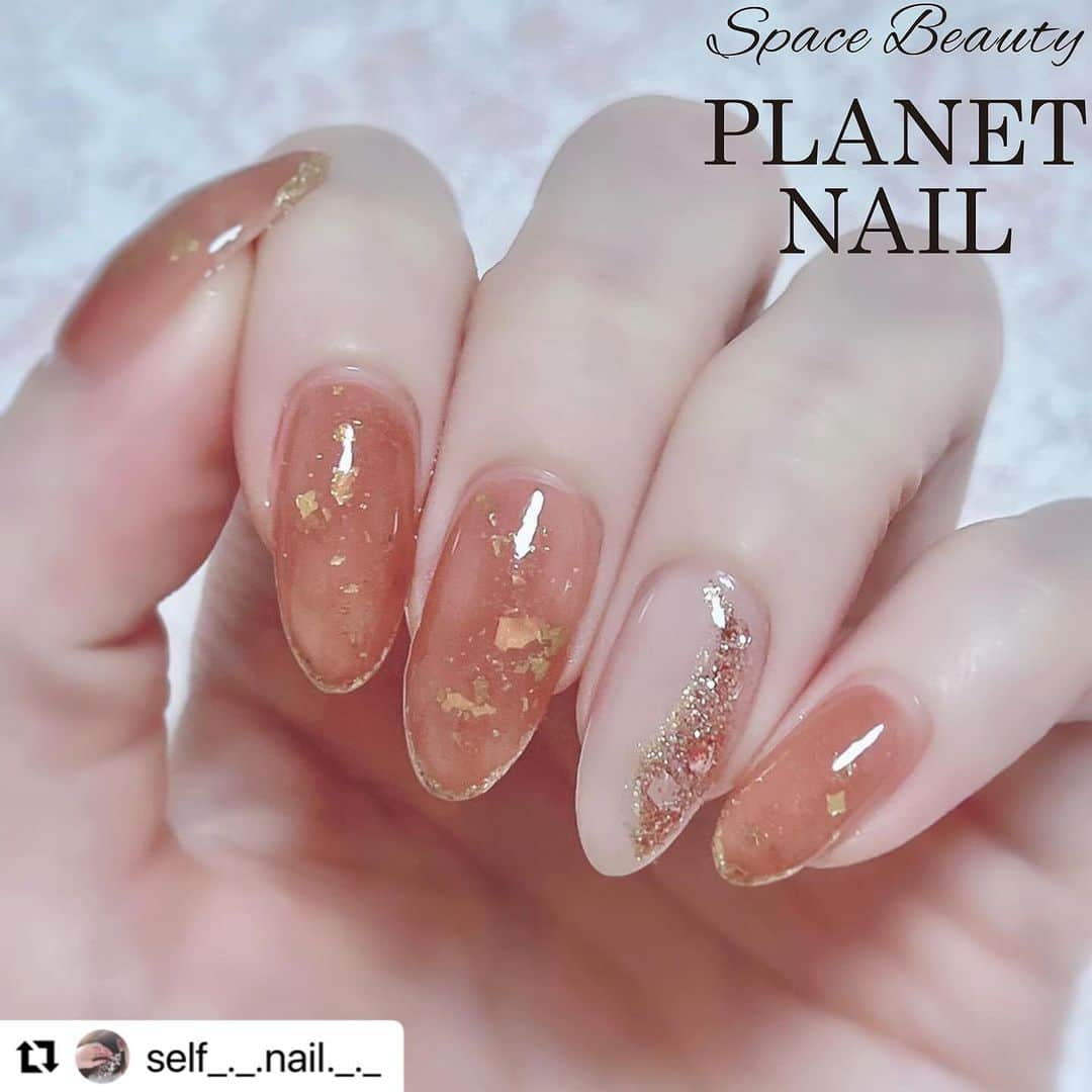 【PLANET NAIL（プラネット ネイル）】公式さんのインスタグラム写真 - (【PLANET NAIL（プラネット ネイル）】公式Instagram)「✰✰✰✰✰✰✰✰✰✰✰ PLANET Girl🪐 @self_._.nail._._ さま♡  PLB18 星屑シャングリラを使った 秋っぽニュアンスネイルデザインのご紹介です😌✨ ╍ ╍ ╍ ╍ ╍ ╍ ╍ ╍ ╍ ╍ ╍ ╍  ニュアンスネイル𓂃 𓈒𓏸    使用ポリッシュᝰ✍︎꙳⋆  ￣￣￣￣￣￣￣￣￣￣￣ @canmaketokyo カラフルネイルズN08 N29 N70 @_squseme_  グロッシーコート グレージュ @pa_nail ワンダーカラー RWN-17 うすめ液base06 @parado_official @parado_nailbu ロージートワイライト @planet.jp PLB18 星屑シャングリラ @chifure_official エナメル細筆タイプ 006  ￣￣￣￣￣￣￣￣￣￣￣   　　　　　 　ニュアンスネイル部分 ____________________ 　N70を一度塗りして、すこし乾いたら金箔を乗せる  　金箔を乗せた部分に重ねるようにRWN-17を少し重ねる  　ロージートワイライトを、薄め液で薄めながら少し乗せる  　上からN70を重ねる  　ちふれの細筆でスキニーフレンチ💅  　　　　　 　他の指  _______ 　グロッシーコートを二度塗り  　ちふれで波ラインを引いて🌊星屑シャングリラを乗せる   　　　　　 　　　　　   　　　　　 　金箔を重ねたり、ピンク系のポリッシュを少し重ねることで  　奥行きが出てかわいい🖼️💖   　　　　　 　それと最近トップコートを２つ使うのにハマってます❕  　opiを使ってからクリスタルコート⭐️  　ちゅるん感増す気がする💖  　ベースコートはレブロンのを新しく買ってみたよ👍🏻  　結構すきかも😊💗持ちも良くなる気がする✨   　　　　　  　寒くなってきたので温かくして体調気をつけようね🧣♡  　　　　　  #selfnail #selfnails  #nailart #naildesign #instanails #nailstagram #polish #polishnail #nailpolish #セルフネイル #ポリッシュネイル #ネイルポリッシュ #ポリッシュ #マニキュア #手元クラブ　#キャンメイクネイル #ワンダーネイル #スキューズミー #PLANETNAIL #PLANETGirl #星屑シャングリラ #プラネットガール2023 #ラメネイル部 #ニュアンスネイル #金箔 #金箔ネイル #秋ネイル #autumnnails」11月21日 15時51分 - planet.jp