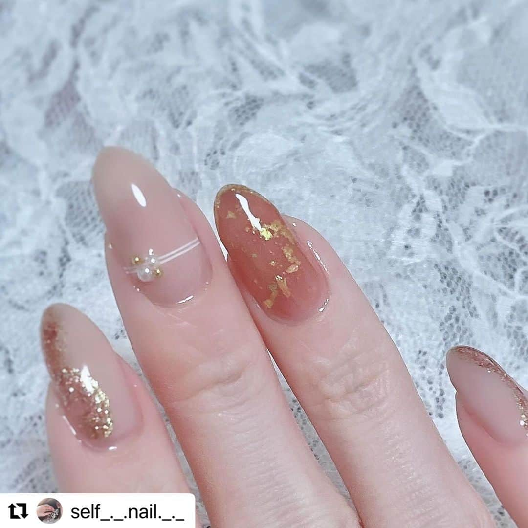 【PLANET NAIL（プラネット ネイル）】公式さんのインスタグラム写真 - (【PLANET NAIL（プラネット ネイル）】公式Instagram)「✰✰✰✰✰✰✰✰✰✰✰ PLANET Girl🪐 @self_._.nail._._ さま♡  PLB18 星屑シャングリラを使った 秋っぽニュアンスネイルデザインのご紹介です😌✨ ╍ ╍ ╍ ╍ ╍ ╍ ╍ ╍ ╍ ╍ ╍ ╍  ニュアンスネイル𓂃 𓈒𓏸    使用ポリッシュᝰ✍︎꙳⋆  ￣￣￣￣￣￣￣￣￣￣￣ @canmaketokyo カラフルネイルズN08 N29 N70 @_squseme_  グロッシーコート グレージュ @pa_nail ワンダーカラー RWN-17 うすめ液base06 @parado_official @parado_nailbu ロージートワイライト @planet.jp PLB18 星屑シャングリラ @chifure_official エナメル細筆タイプ 006  ￣￣￣￣￣￣￣￣￣￣￣   　　　　　 　ニュアンスネイル部分 ____________________ 　N70を一度塗りして、すこし乾いたら金箔を乗せる  　金箔を乗せた部分に重ねるようにRWN-17を少し重ねる  　ロージートワイライトを、薄め液で薄めながら少し乗せる  　上からN70を重ねる  　ちふれの細筆でスキニーフレンチ💅  　　　　　 　他の指  _______ 　グロッシーコートを二度塗り  　ちふれで波ラインを引いて🌊星屑シャングリラを乗せる   　　　　　 　　　　　   　　　　　 　金箔を重ねたり、ピンク系のポリッシュを少し重ねることで  　奥行きが出てかわいい🖼️💖   　　　　　 　それと最近トップコートを２つ使うのにハマってます❕  　opiを使ってからクリスタルコート⭐️  　ちゅるん感増す気がする💖  　ベースコートはレブロンのを新しく買ってみたよ👍🏻  　結構すきかも😊💗持ちも良くなる気がする✨   　　　　　  　寒くなってきたので温かくして体調気をつけようね🧣♡  　　　　　  #selfnail #selfnails  #nailart #naildesign #instanails #nailstagram #polish #polishnail #nailpolish #セルフネイル #ポリッシュネイル #ネイルポリッシュ #ポリッシュ #マニキュア #手元クラブ　#キャンメイクネイル #ワンダーネイル #スキューズミー #PLANETNAIL #PLANETGirl #星屑シャングリラ #プラネットガール2023 #ラメネイル部 #ニュアンスネイル #金箔 #金箔ネイル #秋ネイル #autumnnails」11月21日 15時51分 - planet.jp