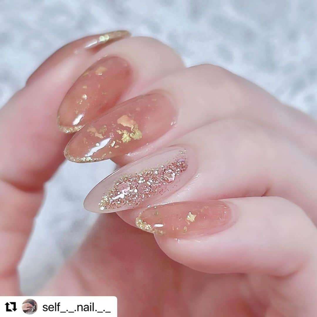 【PLANET NAIL（プラネット ネイル）】公式さんのインスタグラム写真 - (【PLANET NAIL（プラネット ネイル）】公式Instagram)「✰✰✰✰✰✰✰✰✰✰✰ PLANET Girl🪐 @self_._.nail._._ さま♡  PLB18 星屑シャングリラを使った 秋っぽニュアンスネイルデザインのご紹介です😌✨ ╍ ╍ ╍ ╍ ╍ ╍ ╍ ╍ ╍ ╍ ╍ ╍  ニュアンスネイル𓂃 𓈒𓏸    使用ポリッシュᝰ✍︎꙳⋆  ￣￣￣￣￣￣￣￣￣￣￣ @canmaketokyo カラフルネイルズN08 N29 N70 @_squseme_  グロッシーコート グレージュ @pa_nail ワンダーカラー RWN-17 うすめ液base06 @parado_official @parado_nailbu ロージートワイライト @planet.jp PLB18 星屑シャングリラ @chifure_official エナメル細筆タイプ 006  ￣￣￣￣￣￣￣￣￣￣￣   　　　　　 　ニュアンスネイル部分 ____________________ 　N70を一度塗りして、すこし乾いたら金箔を乗せる  　金箔を乗せた部分に重ねるようにRWN-17を少し重ねる  　ロージートワイライトを、薄め液で薄めながら少し乗せる  　上からN70を重ねる  　ちふれの細筆でスキニーフレンチ💅  　　　　　 　他の指  _______ 　グロッシーコートを二度塗り  　ちふれで波ラインを引いて🌊星屑シャングリラを乗せる   　　　　　 　　　　　   　　　　　 　金箔を重ねたり、ピンク系のポリッシュを少し重ねることで  　奥行きが出てかわいい🖼️💖   　　　　　 　それと最近トップコートを２つ使うのにハマってます❕  　opiを使ってからクリスタルコート⭐️  　ちゅるん感増す気がする💖  　ベースコートはレブロンのを新しく買ってみたよ👍🏻  　結構すきかも😊💗持ちも良くなる気がする✨   　　　　　  　寒くなってきたので温かくして体調気をつけようね🧣♡  　　　　　  #selfnail #selfnails  #nailart #naildesign #instanails #nailstagram #polish #polishnail #nailpolish #セルフネイル #ポリッシュネイル #ネイルポリッシュ #ポリッシュ #マニキュア #手元クラブ　#キャンメイクネイル #ワンダーネイル #スキューズミー #PLANETNAIL #PLANETGirl #星屑シャングリラ #プラネットガール2023 #ラメネイル部 #ニュアンスネイル #金箔 #金箔ネイル #秋ネイル #autumnnails」11月21日 15時51分 - planet.jp