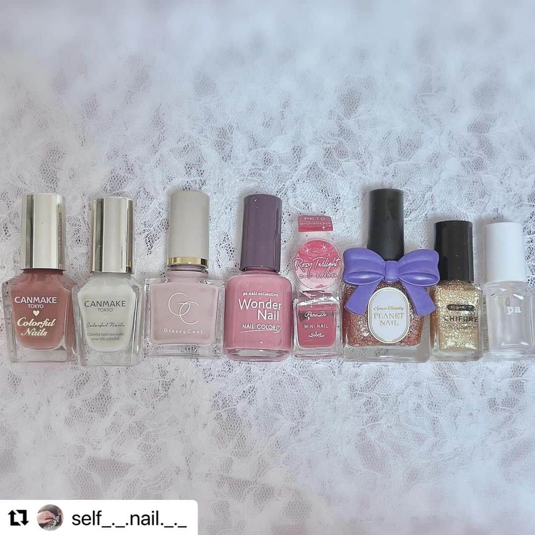 【PLANET NAIL（プラネット ネイル）】公式さんのインスタグラム写真 - (【PLANET NAIL（プラネット ネイル）】公式Instagram)「✰✰✰✰✰✰✰✰✰✰✰ PLANET Girl🪐 @self_._.nail._._ さま♡  PLB18 星屑シャングリラを使った 秋っぽニュアンスネイルデザインのご紹介です😌✨ ╍ ╍ ╍ ╍ ╍ ╍ ╍ ╍ ╍ ╍ ╍ ╍  ニュアンスネイル𓂃 𓈒𓏸    使用ポリッシュᝰ✍︎꙳⋆  ￣￣￣￣￣￣￣￣￣￣￣ @canmaketokyo カラフルネイルズN08 N29 N70 @_squseme_  グロッシーコート グレージュ @pa_nail ワンダーカラー RWN-17 うすめ液base06 @parado_official @parado_nailbu ロージートワイライト @planet.jp PLB18 星屑シャングリラ @chifure_official エナメル細筆タイプ 006  ￣￣￣￣￣￣￣￣￣￣￣   　　　　　 　ニュアンスネイル部分 ____________________ 　N70を一度塗りして、すこし乾いたら金箔を乗せる  　金箔を乗せた部分に重ねるようにRWN-17を少し重ねる  　ロージートワイライトを、薄め液で薄めながら少し乗せる  　上からN70を重ねる  　ちふれの細筆でスキニーフレンチ💅  　　　　　 　他の指  _______ 　グロッシーコートを二度塗り  　ちふれで波ラインを引いて🌊星屑シャングリラを乗せる   　　　　　 　　　　　   　　　　　 　金箔を重ねたり、ピンク系のポリッシュを少し重ねることで  　奥行きが出てかわいい🖼️💖   　　　　　 　それと最近トップコートを２つ使うのにハマってます❕  　opiを使ってからクリスタルコート⭐️  　ちゅるん感増す気がする💖  　ベースコートはレブロンのを新しく買ってみたよ👍🏻  　結構すきかも😊💗持ちも良くなる気がする✨   　　　　　  　寒くなってきたので温かくして体調気をつけようね🧣♡  　　　　　  #selfnail #selfnails  #nailart #naildesign #instanails #nailstagram #polish #polishnail #nailpolish #セルフネイル #ポリッシュネイル #ネイルポリッシュ #ポリッシュ #マニキュア #手元クラブ　#キャンメイクネイル #ワンダーネイル #スキューズミー #PLANETNAIL #PLANETGirl #星屑シャングリラ #プラネットガール2023 #ラメネイル部 #ニュアンスネイル #金箔 #金箔ネイル #秋ネイル #autumnnails」11月21日 15時51分 - planet.jp