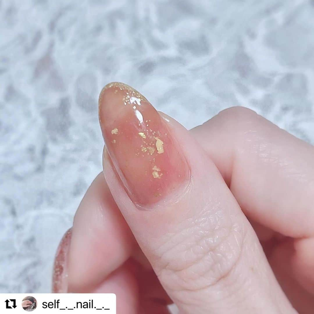 【PLANET NAIL（プラネット ネイル）】公式さんのインスタグラム写真 - (【PLANET NAIL（プラネット ネイル）】公式Instagram)「✰✰✰✰✰✰✰✰✰✰✰ PLANET Girl🪐 @self_._.nail._._ さま♡  PLB18 星屑シャングリラを使った 秋っぽニュアンスネイルデザインのご紹介です😌✨ ╍ ╍ ╍ ╍ ╍ ╍ ╍ ╍ ╍ ╍ ╍ ╍  ニュアンスネイル𓂃 𓈒𓏸    使用ポリッシュᝰ✍︎꙳⋆  ￣￣￣￣￣￣￣￣￣￣￣ @canmaketokyo カラフルネイルズN08 N29 N70 @_squseme_  グロッシーコート グレージュ @pa_nail ワンダーカラー RWN-17 うすめ液base06 @parado_official @parado_nailbu ロージートワイライト @planet.jp PLB18 星屑シャングリラ @chifure_official エナメル細筆タイプ 006  ￣￣￣￣￣￣￣￣￣￣￣   　　　　　 　ニュアンスネイル部分 ____________________ 　N70を一度塗りして、すこし乾いたら金箔を乗せる  　金箔を乗せた部分に重ねるようにRWN-17を少し重ねる  　ロージートワイライトを、薄め液で薄めながら少し乗せる  　上からN70を重ねる  　ちふれの細筆でスキニーフレンチ💅  　　　　　 　他の指  _______ 　グロッシーコートを二度塗り  　ちふれで波ラインを引いて🌊星屑シャングリラを乗せる   　　　　　 　　　　　   　　　　　 　金箔を重ねたり、ピンク系のポリッシュを少し重ねることで  　奥行きが出てかわいい🖼️💖   　　　　　 　それと最近トップコートを２つ使うのにハマってます❕  　opiを使ってからクリスタルコート⭐️  　ちゅるん感増す気がする💖  　ベースコートはレブロンのを新しく買ってみたよ👍🏻  　結構すきかも😊💗持ちも良くなる気がする✨   　　　　　  　寒くなってきたので温かくして体調気をつけようね🧣♡  　　　　　  #selfnail #selfnails  #nailart #naildesign #instanails #nailstagram #polish #polishnail #nailpolish #セルフネイル #ポリッシュネイル #ネイルポリッシュ #ポリッシュ #マニキュア #手元クラブ　#キャンメイクネイル #ワンダーネイル #スキューズミー #PLANETNAIL #PLANETGirl #星屑シャングリラ #プラネットガール2023 #ラメネイル部 #ニュアンスネイル #金箔 #金箔ネイル #秋ネイル #autumnnails」11月21日 15時51分 - planet.jp