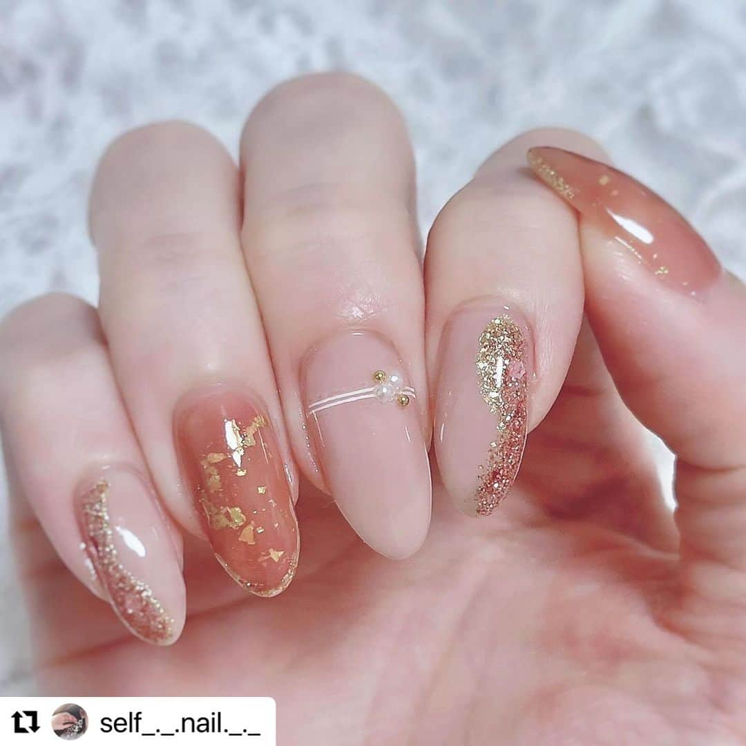 【PLANET NAIL（プラネット ネイル）】公式さんのインスタグラム写真 - (【PLANET NAIL（プラネット ネイル）】公式Instagram)「✰✰✰✰✰✰✰✰✰✰✰ PLANET Girl🪐 @self_._.nail._._ さま♡  PLB18 星屑シャングリラを使った 秋っぽニュアンスネイルデザインのご紹介です😌✨ ╍ ╍ ╍ ╍ ╍ ╍ ╍ ╍ ╍ ╍ ╍ ╍  ニュアンスネイル𓂃 𓈒𓏸    使用ポリッシュᝰ✍︎꙳⋆  ￣￣￣￣￣￣￣￣￣￣￣ @canmaketokyo カラフルネイルズN08 N29 N70 @_squseme_  グロッシーコート グレージュ @pa_nail ワンダーカラー RWN-17 うすめ液base06 @parado_official @parado_nailbu ロージートワイライト @planet.jp PLB18 星屑シャングリラ @chifure_official エナメル細筆タイプ 006  ￣￣￣￣￣￣￣￣￣￣￣   　　　　　 　ニュアンスネイル部分 ____________________ 　N70を一度塗りして、すこし乾いたら金箔を乗せる  　金箔を乗せた部分に重ねるようにRWN-17を少し重ねる  　ロージートワイライトを、薄め液で薄めながら少し乗せる  　上からN70を重ねる  　ちふれの細筆でスキニーフレンチ💅  　　　　　 　他の指  _______ 　グロッシーコートを二度塗り  　ちふれで波ラインを引いて🌊星屑シャングリラを乗せる   　　　　　 　　　　　   　　　　　 　金箔を重ねたり、ピンク系のポリッシュを少し重ねることで  　奥行きが出てかわいい🖼️💖   　　　　　 　それと最近トップコートを２つ使うのにハマってます❕  　opiを使ってからクリスタルコート⭐️  　ちゅるん感増す気がする💖  　ベースコートはレブロンのを新しく買ってみたよ👍🏻  　結構すきかも😊💗持ちも良くなる気がする✨   　　　　　  　寒くなってきたので温かくして体調気をつけようね🧣♡  　　　　　  #selfnail #selfnails  #nailart #naildesign #instanails #nailstagram #polish #polishnail #nailpolish #セルフネイル #ポリッシュネイル #ネイルポリッシュ #ポリッシュ #マニキュア #手元クラブ　#キャンメイクネイル #ワンダーネイル #スキューズミー #PLANETNAIL #PLANETGirl #星屑シャングリラ #プラネットガール2023 #ラメネイル部 #ニュアンスネイル #金箔 #金箔ネイル #秋ネイル #autumnnails」11月21日 15時51分 - planet.jp