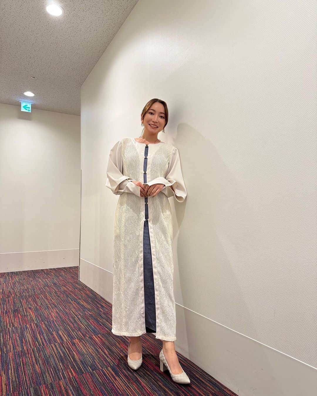 加藤綾菜のインスタグラム：「最近の衣装だよ😊❤️  今日は、朝からカトちゃんとのんびり大型スーパー行ったりウォーキングしてきたよ！  一気に寒くなってスキンケアも一新しました。 夏用だと口周りが乾燥してハリがなくなるもんね😢 また紹介するね！  夕飯何作ろうかな〜。 おばあちゃんが柿を沢山送ってくれたから柿サラダと氷だし使った山椒肉じゃがにしようかな。  みんなは、何つくる？」