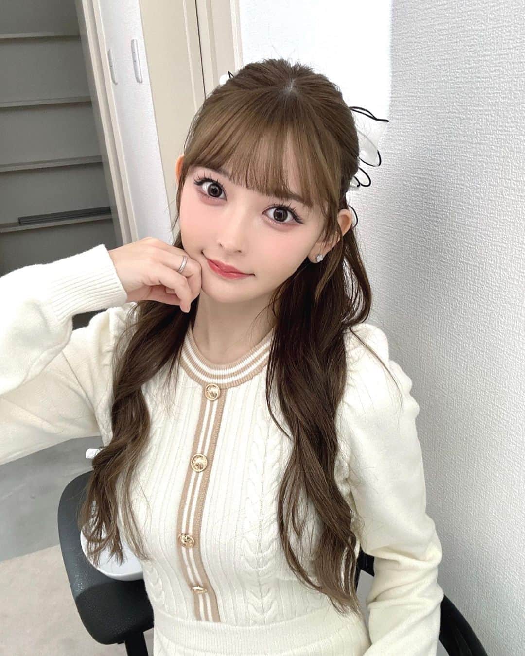 黒崎みさのインスタグラム：「ふわふわとか真っ白着ると冬感じる⛄️⛄️ ⁡ #rady #冬コーデ #冬 #冬服コーデ #キルティングジャケット #ワンピース #ワンピースコーデ #雪」