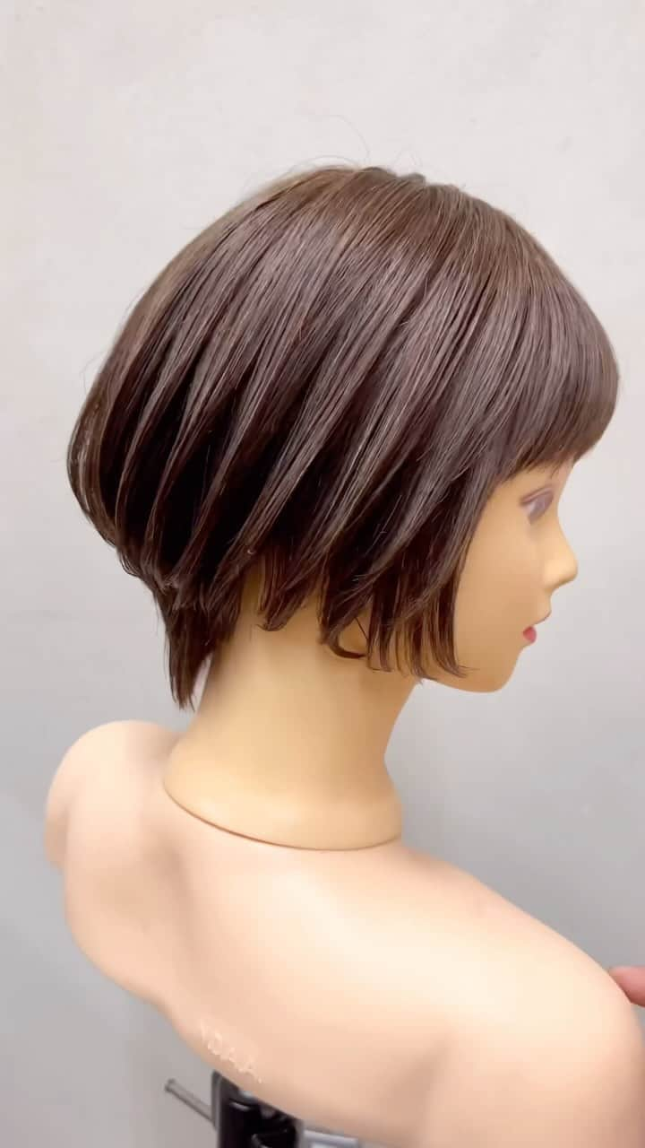 鶴谷和俊のインスタグラム：「ショートボブカット/Corte bob corto   Short bob cut កន្សែង​បុកបោរស៊ិច Tóc bob ngắn शॉर्ट बॉब कट  숏 보브 컷  短发波波剪裁 Coupe bob courte  ▪️使用ハサミ/scissors JOEWELL  @joewell_global  @joewell_japan  ニューコバルト NC-5 JDB-610F  #ショートボブ #ボブ #ショートヘア #ショートカット #hairtiktok  #hairtok #bob #ボブ #ショートヘア #カット #ヘアカット #ヘアスタイル #髪型 #hair  #haircut #hairstyle #hairstyles #hairstylest #hairstyle #美容師 #Hairdresser #ម៉ាស់ស្រពះ #Thợlàmtóc #हेयरड्रेसर #Peluquero #미용사 #美发师 #Coiffeur #peinado #joewell #pr」