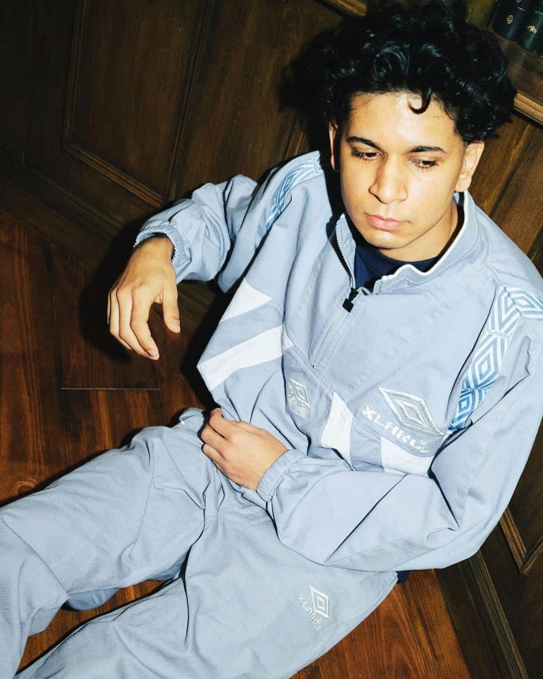 エクストララージさんのインスタグラム写真 - (エクストララージInstagram)「11.25.sat XLARGE×UMBRO  イギリス発のフットボール用品ブランド「UMBRO(アンブロ)」。 1990年代初頭より、ユニフォームを強豪クラブチームや各国代表チームに提供し続けていたことから、世界のフットボールファンやスポーツシーンにおいて根強い人気誇り、ブリットポップムーブメント全盛期にはイギリス人アーティストが私服や衣装に取り入れたことで話題になり、UKファッションシーンにも大きなインパクトを与え続けてきた。  XLARGEとUMBROは、今回初となるタッグを組み、カプセルコレクションを発表する。 UMBROのダブルダイヤモンドロゴや、今回のためにデザインされた両ブランドのロゴを組み合わせたロゴを刺繍で落とし込んだパファージャケット、ハーフジップジャケット、ドリルトップのセットアップ、イヤーフラップ付きポンポンビーニーがラインナップ。 日本国内のXLARGE、XLARGE/X-girl全店舗(※一部店舗除く)と、オンラインストア「calif」「ZOZOTOWN」にて、11月25日(土)12:00より発売。  - XLARGE×UMBRO HALF ZIP PULLOVER JACKET - XLARGE×UMBRO PUFFER JACKET - XLARGE×UMBRO DRILL TOP - XLARGE×UMBRO DRILL PANTS - XLARGE×UMBRO EAR FLAP BEANIE  UMBRO 1924年、イングランドのマンチェスターで誕生したフットボールブランド。 設立からわずか４年で5000チームに製品を供給できるほどの生産力と顧客の需要に対応するために注文を受けてから48時間以内に配送する前代未聞のサービスを開始し、会社の急成長を遂げた。 1934年には、FAカップ決勝戦でマンチェスター・シティとポーツマスの両チームにユニフォームを提供したことで、アンブロの存在がイングランド中で広く知れ渡った。  詳細は、プロフィールリンクをクリック。 #xlarge #xlargejp #エクストララージ #umbro #アンブロ」11月22日 20時00分 - xlargejp