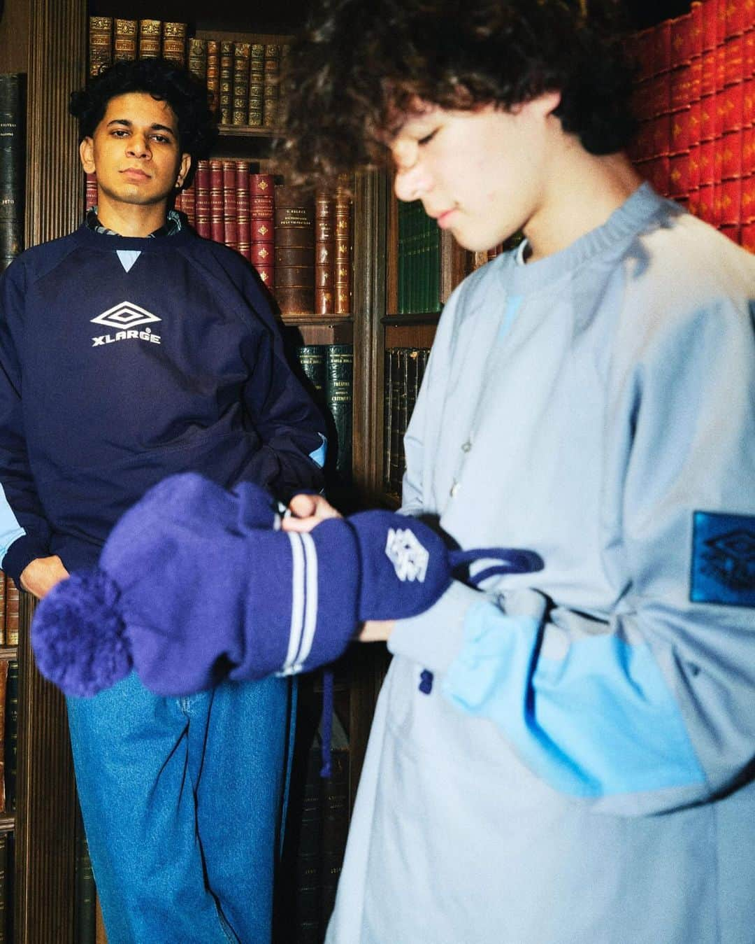 エクストララージさんのインスタグラム写真 - (エクストララージInstagram)「11.25.sat XLARGE×UMBRO  イギリス発のフットボール用品ブランド「UMBRO(アンブロ)」。 1990年代初頭より、ユニフォームを強豪クラブチームや各国代表チームに提供し続けていたことから、世界のフットボールファンやスポーツシーンにおいて根強い人気誇り、ブリットポップムーブメント全盛期にはイギリス人アーティストが私服や衣装に取り入れたことで話題になり、UKファッションシーンにも大きなインパクトを与え続けてきた。  XLARGEとUMBROは、今回初となるタッグを組み、カプセルコレクションを発表する。 UMBROのダブルダイヤモンドロゴや、今回のためにデザインされた両ブランドのロゴを組み合わせたロゴを刺繍で落とし込んだパファージャケット、ハーフジップジャケット、ドリルトップのセットアップ、イヤーフラップ付きポンポンビーニーがラインナップ。 日本国内のXLARGE、XLARGE/X-girl全店舗(※一部店舗除く)と、オンラインストア「calif」「ZOZOTOWN」にて、11月25日(土)12:00より発売。  - XLARGE×UMBRO HALF ZIP PULLOVER JACKET - XLARGE×UMBRO PUFFER JACKET - XLARGE×UMBRO DRILL TOP - XLARGE×UMBRO DRILL PANTS - XLARGE×UMBRO EAR FLAP BEANIE  UMBRO 1924年、イングランドのマンチェスターで誕生したフットボールブランド。 設立からわずか４年で5000チームに製品を供給できるほどの生産力と顧客の需要に対応するために注文を受けてから48時間以内に配送する前代未聞のサービスを開始し、会社の急成長を遂げた。 1934年には、FAカップ決勝戦でマンチェスター・シティとポーツマスの両チームにユニフォームを提供したことで、アンブロの存在がイングランド中で広く知れ渡った。  詳細は、プロフィールリンクをクリック。 #xlarge #xlargejp #エクストララージ #umbro #アンブロ」11月22日 20時00分 - xlargejp