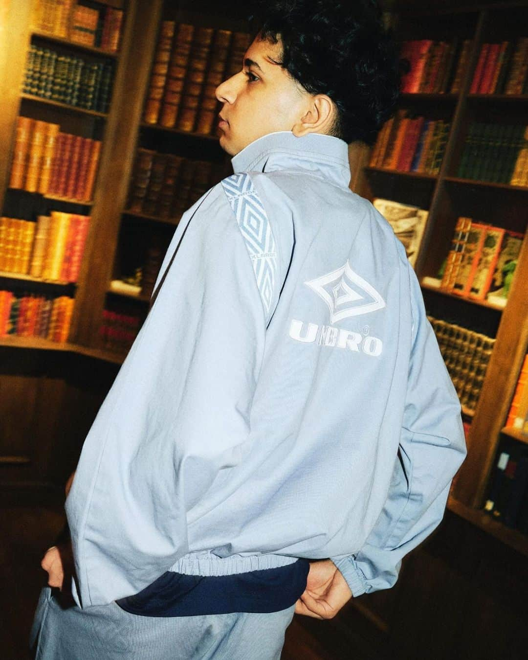 エクストララージさんのインスタグラム写真 - (エクストララージInstagram)「11.25.sat XLARGE×UMBRO  イギリス発のフットボール用品ブランド「UMBRO(アンブロ)」。 1990年代初頭より、ユニフォームを強豪クラブチームや各国代表チームに提供し続けていたことから、世界のフットボールファンやスポーツシーンにおいて根強い人気誇り、ブリットポップムーブメント全盛期にはイギリス人アーティストが私服や衣装に取り入れたことで話題になり、UKファッションシーンにも大きなインパクトを与え続けてきた。  XLARGEとUMBROは、今回初となるタッグを組み、カプセルコレクションを発表する。 UMBROのダブルダイヤモンドロゴや、今回のためにデザインされた両ブランドのロゴを組み合わせたロゴを刺繍で落とし込んだパファージャケット、ハーフジップジャケット、ドリルトップのセットアップ、イヤーフラップ付きポンポンビーニーがラインナップ。 日本国内のXLARGE、XLARGE/X-girl全店舗(※一部店舗除く)と、オンラインストア「calif」「ZOZOTOWN」にて、11月25日(土)12:00より発売。  - XLARGE×UMBRO HALF ZIP PULLOVER JACKET - XLARGE×UMBRO PUFFER JACKET - XLARGE×UMBRO DRILL TOP - XLARGE×UMBRO DRILL PANTS - XLARGE×UMBRO EAR FLAP BEANIE  UMBRO 1924年、イングランドのマンチェスターで誕生したフットボールブランド。 設立からわずか４年で5000チームに製品を供給できるほどの生産力と顧客の需要に対応するために注文を受けてから48時間以内に配送する前代未聞のサービスを開始し、会社の急成長を遂げた。 1934年には、FAカップ決勝戦でマンチェスター・シティとポーツマスの両チームにユニフォームを提供したことで、アンブロの存在がイングランド中で広く知れ渡った。  詳細は、プロフィールリンクをクリック。 #xlarge #xlargejp #エクストララージ #umbro #アンブロ」11月22日 20時00分 - xlargejp