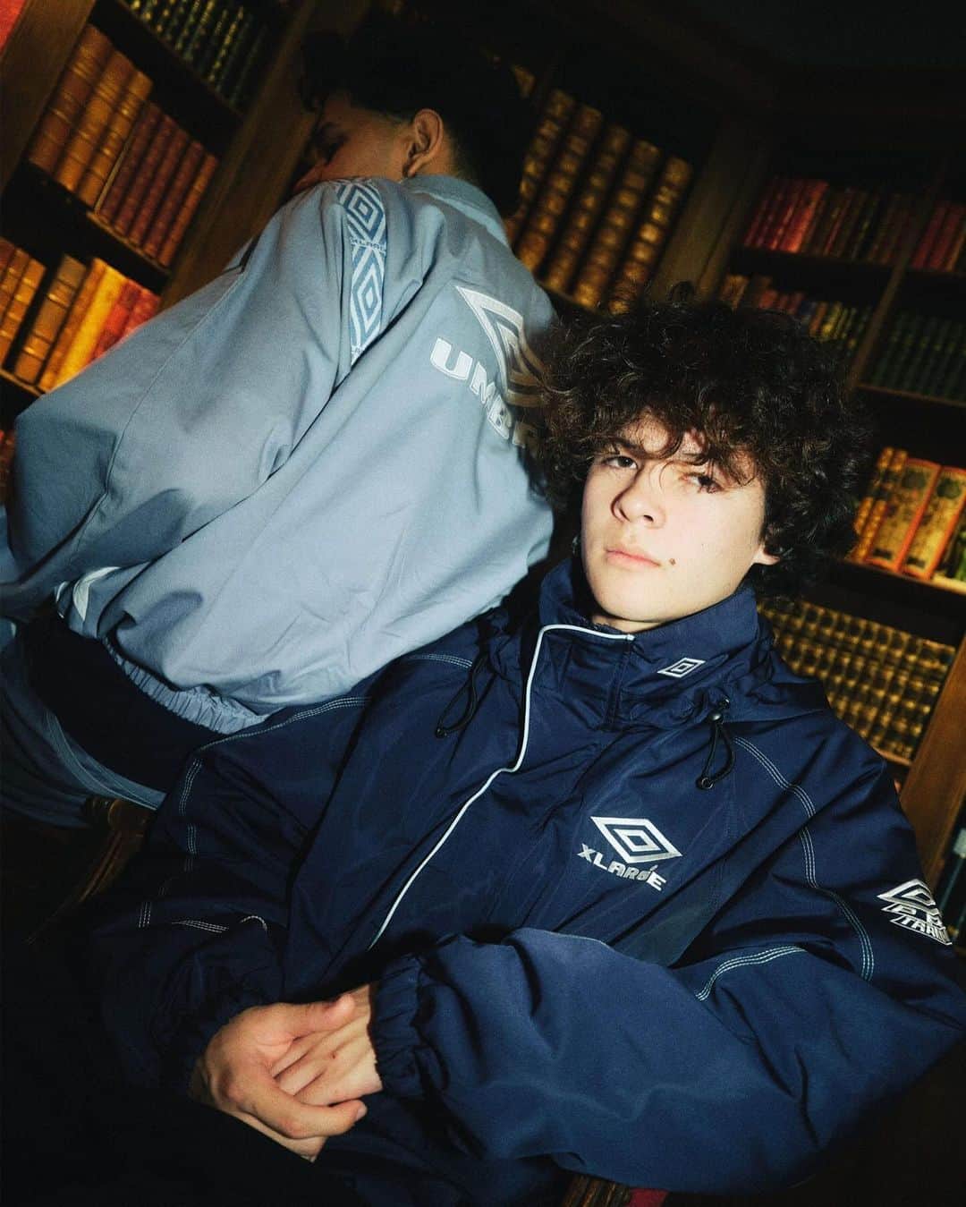 エクストララージさんのインスタグラム写真 - (エクストララージInstagram)「11.25.sat XLARGE×UMBRO  イギリス発のフットボール用品ブランド「UMBRO(アンブロ)」。 1990年代初頭より、ユニフォームを強豪クラブチームや各国代表チームに提供し続けていたことから、世界のフットボールファンやスポーツシーンにおいて根強い人気誇り、ブリットポップムーブメント全盛期にはイギリス人アーティストが私服や衣装に取り入れたことで話題になり、UKファッションシーンにも大きなインパクトを与え続けてきた。  XLARGEとUMBROは、今回初となるタッグを組み、カプセルコレクションを発表する。 UMBROのダブルダイヤモンドロゴや、今回のためにデザインされた両ブランドのロゴを組み合わせたロゴを刺繍で落とし込んだパファージャケット、ハーフジップジャケット、ドリルトップのセットアップ、イヤーフラップ付きポンポンビーニーがラインナップ。 日本国内のXLARGE、XLARGE/X-girl全店舗(※一部店舗除く)と、オンラインストア「calif」「ZOZOTOWN」にて、11月25日(土)12:00より発売。  - XLARGE×UMBRO HALF ZIP PULLOVER JACKET - XLARGE×UMBRO PUFFER JACKET - XLARGE×UMBRO DRILL TOP - XLARGE×UMBRO DRILL PANTS - XLARGE×UMBRO EAR FLAP BEANIE  UMBRO 1924年、イングランドのマンチェスターで誕生したフットボールブランド。 設立からわずか４年で5000チームに製品を供給できるほどの生産力と顧客の需要に対応するために注文を受けてから48時間以内に配送する前代未聞のサービスを開始し、会社の急成長を遂げた。 1934年には、FAカップ決勝戦でマンチェスター・シティとポーツマスの両チームにユニフォームを提供したことで、アンブロの存在がイングランド中で広く知れ渡った。  詳細は、プロフィールリンクをクリック。 #xlarge #xlargejp #エクストララージ #umbro #アンブロ」11月22日 20時00分 - xlargejp