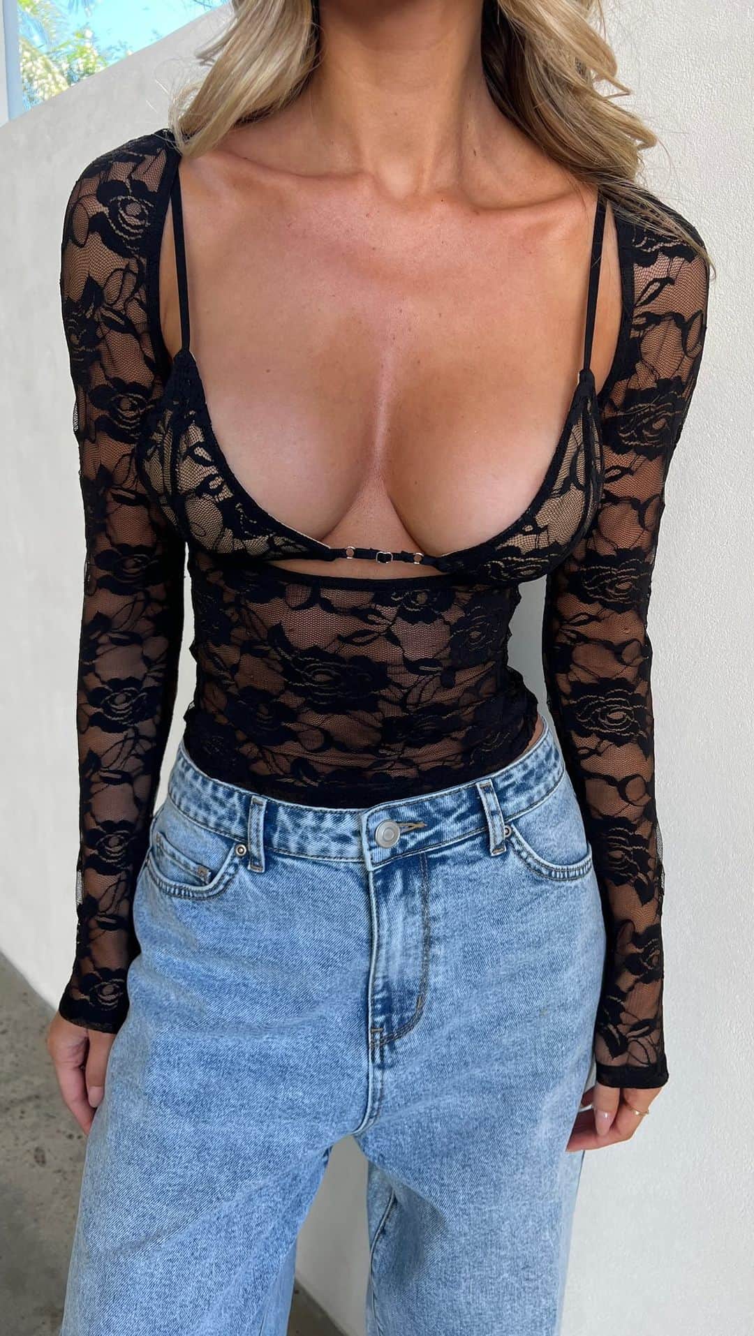 tiger Mistのインスタグラム：「Thanks, I got it on sale. 💌 Shop 40% off the Christy Lace Top! 🏃‍♀️」