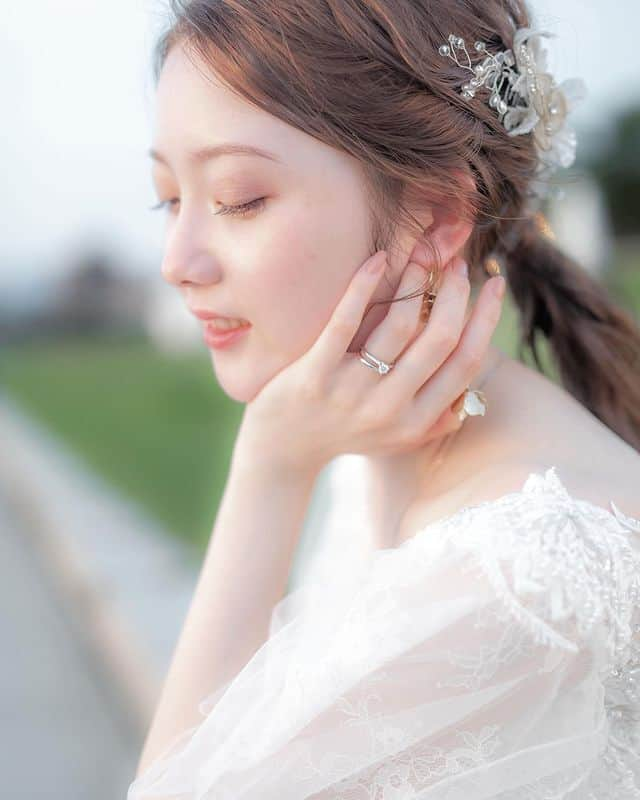 プレ花嫁の結婚式準備サイト farny 【ファーニー】のインスタグラム：「@farny_weddingをフォローして #プラコレ #美花嫁図鑑 を付けて投稿してください⡱ . ‥‥‥‥‥‥‥‥‥‥‥‥‥‥ Today's wedding photo from... @rinrinstep さん⚐* . 夕日をバックにしたお二人のフォトがロマンティックすぎる💭  海辺でのロケーションフォトは夕日がキラキラと輝いて とても美しいですよね✨  透明感溢れるフォトも素敵です🪞 . ‥‥‥‥‥‥‥‥‥‥‥‥‥‥ . \\花嫁ライター募集中// @farny_wedding のDMに ”farny花嫁ライター希望”とお送りください✈︎✉︎ . \\花嫁アプリ // プロのアドバイザーに結婚式の相談を何度でも ウェディングドレスの記事や、 自分のウェディングレポを残せちゃう♡” . >>>TOPのURLからcheck ⋈ @placole_dressy >>>結婚のご相談は プラコレウェディングアドバイザーへ♡ @wedding_adviser >>>ウェディングレポを残したいなら、 farny by プラコレをcheck ✎ @farny_wedding >>>ウェディングアイデア＆DIYは ドレシーアイデアcheck ❁ @dressy_idea >>>素敵なドレスに出会いたい花嫁さま♡ @dressyonline_をcheck >>>お洒落で可愛いパパママ婚やフォトは @dressy.baby をcheck ∴ >>>鎌倉にOPEN”お花とドレスと紅茶のカフェ” @dressyroom_teaをcheck𓌉𓇋 >>>名古屋にOPEN”ウェディング体験型カフェ @dressycafe_nagoya をcheck𓌉𓇋 . ‥‥‥‥‥‥‥‥‥‥‥‥‥‥  #一度きりの人生一度は魔法にかけられて #結婚準備 #結婚式 #結婚式場 #当日レポ #撮影指示書 #weddingtbt #weddingdress #ウェディングドレス #ウェディングフォト #ブライダルフェア #farnyレポ #美花嫁図鑑 #mydress #大人可愛い #花嫁コーデ #花嫁コーディネート　#ブライダルヘア #花嫁ヘア #前撮り #ロケーションフォト」