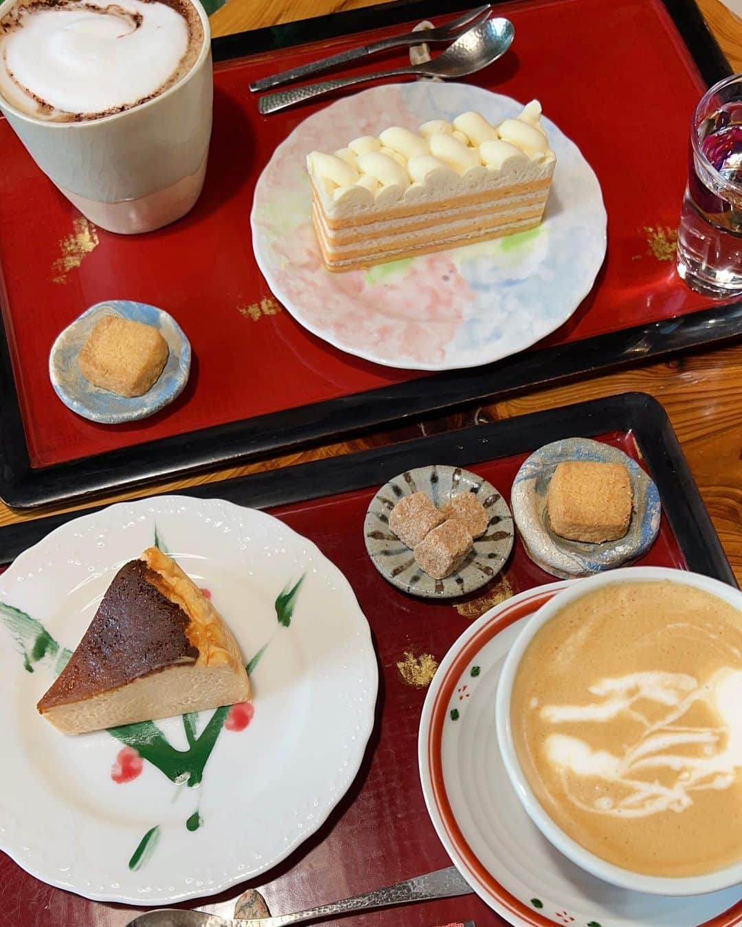 谷尻萌さんのインスタグラム写真 - (谷尻萌Instagram)「こんにちは☕️ どんな火曜日をお過ごしですか？🌟  写真は 地元の京都⛩で 家族とカフェに行った時のもの🍰💕  私は今日はボイストレーニングとかに 行っていたわ〜🎤 凄く勉強になったし 新たな課題も見つかった✌️💪 コツコツがんばろっと‼︎  ほな素敵な夜にしてな〜☻🎄」11月21日 16時02分 - tanijiri_moe