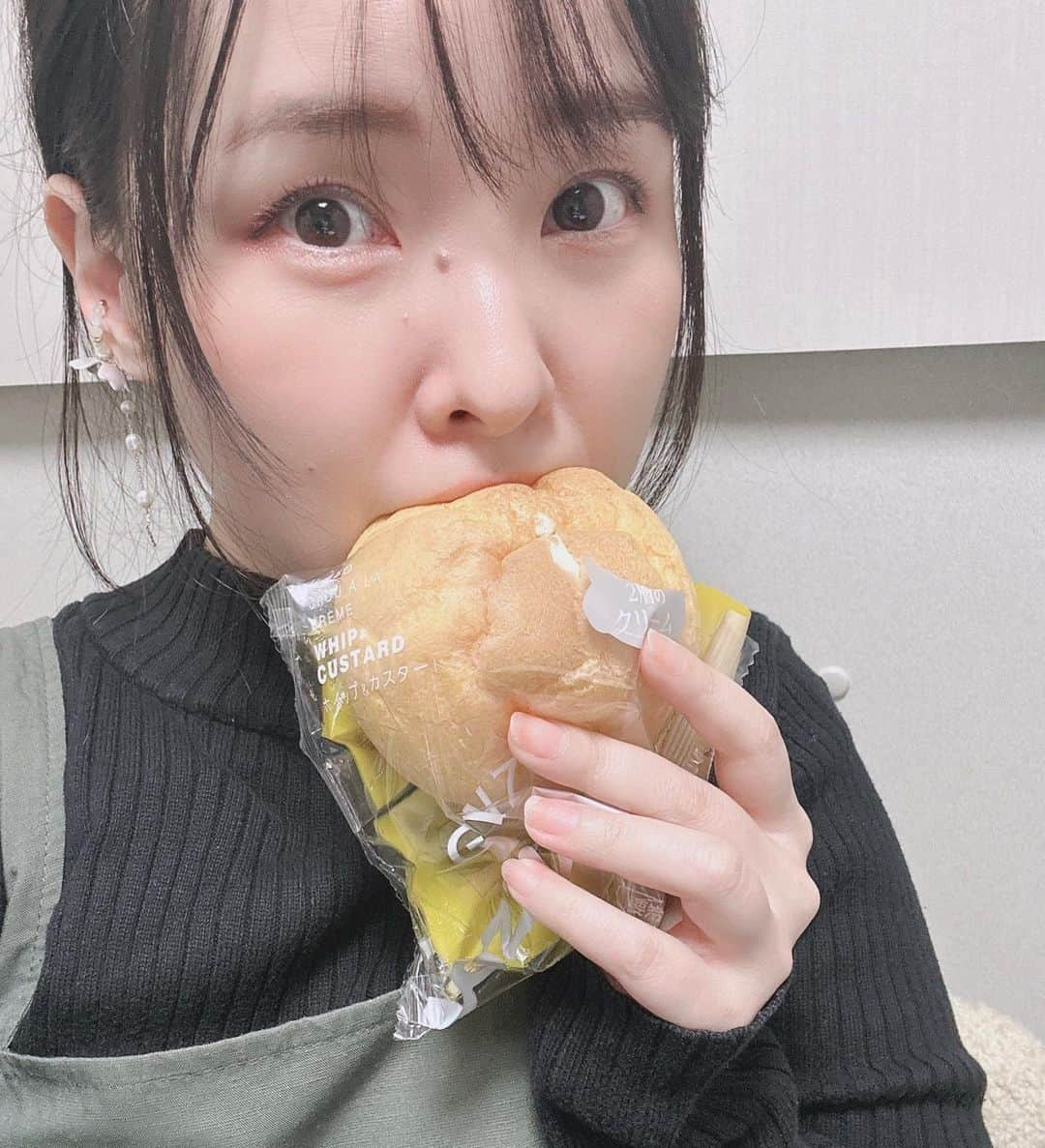 伊藤かな恵さんのインスタグラム写真 - (伊藤かな恵Instagram)「昨日は 『かなえるーむ』にたくさんのおめでとうメールをありがとうございましたー！  みんなにお祝いしてもらえて私は幸せ者だー！！ (*´∇｀*)  本番中に見えなかったケーキの一口目と 本番後のシュークリームもぐもぐ。笑  次のラジオは12月4日です！ 私を知ったきっかけのメールお待ちしてますー！ 前半は無料なので、是非聴きにきてねー(*´꒳`*)  #かなえるーむ  #クマのケーキがレッサーパンダに　？？ #伊藤かな恵」11月21日 16時05分 - kanae_1126_ito