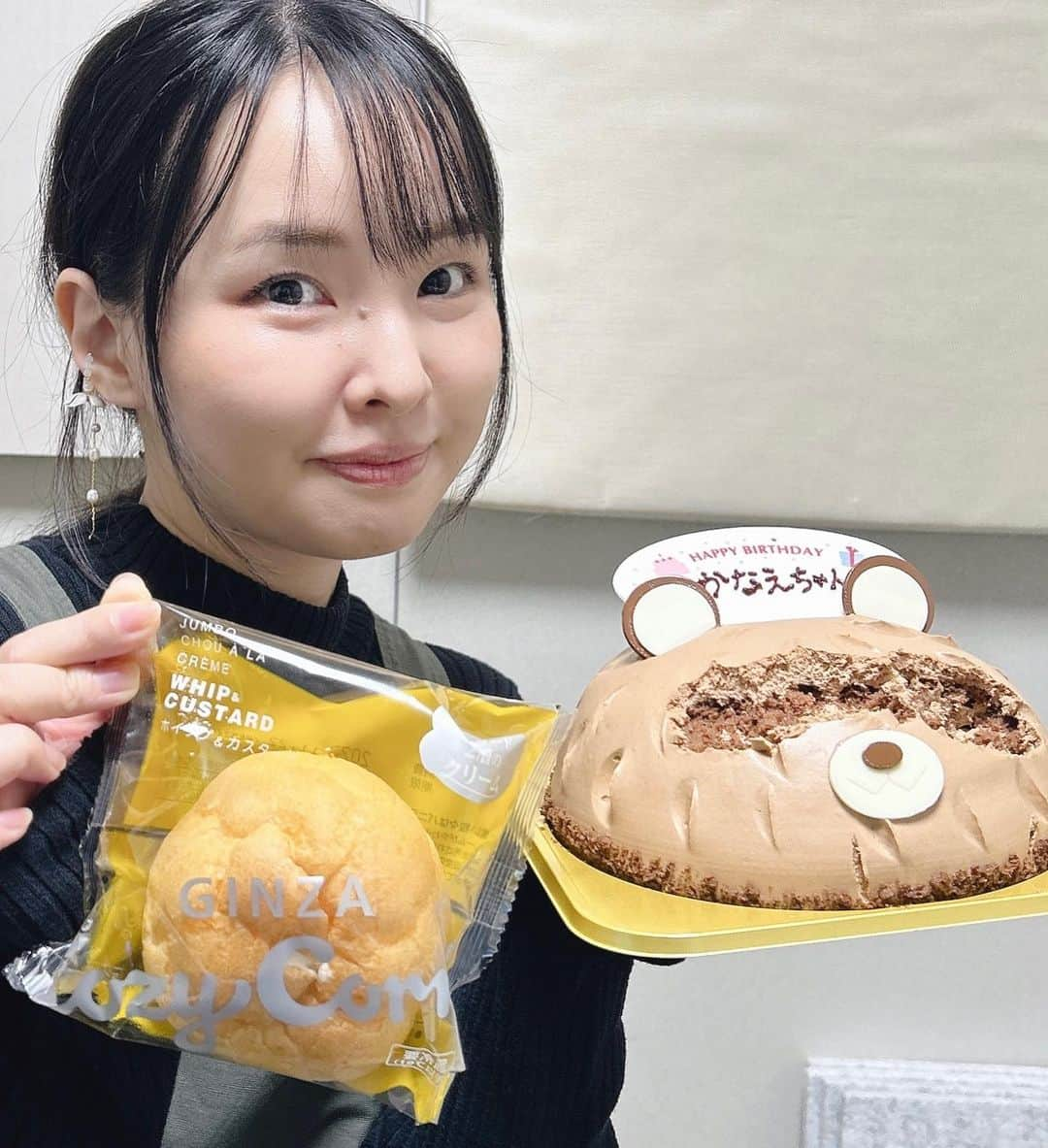 伊藤かな恵さんのインスタグラム写真 - (伊藤かな恵Instagram)「昨日は 『かなえるーむ』にたくさんのおめでとうメールをありがとうございましたー！  みんなにお祝いしてもらえて私は幸せ者だー！！ (*´∇｀*)  本番中に見えなかったケーキの一口目と 本番後のシュークリームもぐもぐ。笑  次のラジオは12月4日です！ 私を知ったきっかけのメールお待ちしてますー！ 前半は無料なので、是非聴きにきてねー(*´꒳`*)  #かなえるーむ  #クマのケーキがレッサーパンダに　？？ #伊藤かな恵」11月21日 16時05分 - kanae_1126_ito