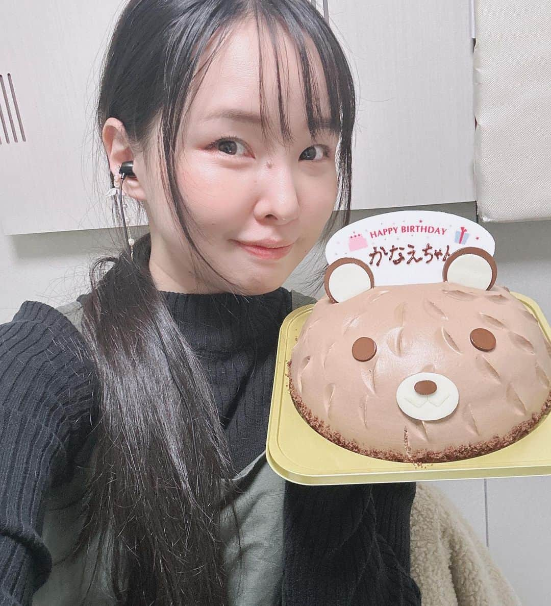 伊藤かな恵さんのインスタグラム写真 - (伊藤かな恵Instagram)「昨日は 『かなえるーむ』にたくさんのおめでとうメールをありがとうございましたー！  みんなにお祝いしてもらえて私は幸せ者だー！！ (*´∇｀*)  本番中に見えなかったケーキの一口目と 本番後のシュークリームもぐもぐ。笑  次のラジオは12月4日です！ 私を知ったきっかけのメールお待ちしてますー！ 前半は無料なので、是非聴きにきてねー(*´꒳`*)  #かなえるーむ  #クマのケーキがレッサーパンダに　？？ #伊藤かな恵」11月21日 16時05分 - kanae_1126_ito