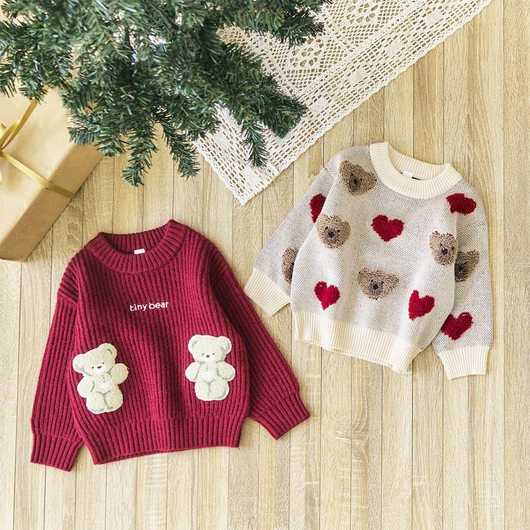 アプレレクールオフィシャルさんのインスタグラム写真 - (アプレレクールオフィシャルInstagram)「Christmas HOME PARTY with  tiny bear 🐻🌲   たのしいクリスマスが もうすぐやってくる ♪ tiny bearと しあわせで わくわくする ひとときを・・・  ミルク色のクマさんがアップリケになったデザインと ハートとタイニーの総柄の立体的な編地のデザインのニット。 どちらにするか決められないほど、ぱっと目を惹くかわいさ。 tiny bearファンにはたまらないアイテムです♪  男女リンクコーデにおそろいおすすめ◎ 冬のおでかけもtiny bearと一緒にすごしてね🧸  🏷tiny bear モチーフ・総柄ニット　3,630(税込) （V513923）（80～120㎝）  ------------------- 全国のapres les cours実店舗＆F.O.Online Storeにて11/23（木）より販売開始。 (販売日は店舗によって前後する可能性がございます)  【11/23（木・祝）～26（日）】は特別対応期間とし、下記ご注意事項を必ずご確認ください。 ＊お取り置き・お取り寄せの対応はできかねます。 ＊店舗へのお電話お問い合わせはご遠慮ください。 ＊1グループ1品番当たり、3点までとさせていただきます。 ※F.O.Online Storeは11/23（木）10時～より販売予定。 ※tiny bear モチーフ・総柄ニットは店舗によって発売日が異なる場合がございます。 　詳しくはご来店店舗へお問い合わせください。 ※tiny bear WALL CLOCKは12月中旬販売予定です。  -------------------  ▼オンラインストアはこちら @foonline  オンラインストアでも販売中です♪  ======================= 商品詳細や価格は ショッピングタグからご覧いただけます★ =======================  #アプレレクール #apreslescours #アプレキッズ #こどもふく #子ども服 #オシャレキッズ #子供服 #キッズ服 #ママリ #たまひよ #キッズフォト #女の子コーデ #男の子コーデ #tinybear #タイニーベアー #くま好きさんと繋がりたい #くま好き #くまさん #くまグッズ #くまちゃん #リンクコーデ」11月21日 16時05分 - apres__official