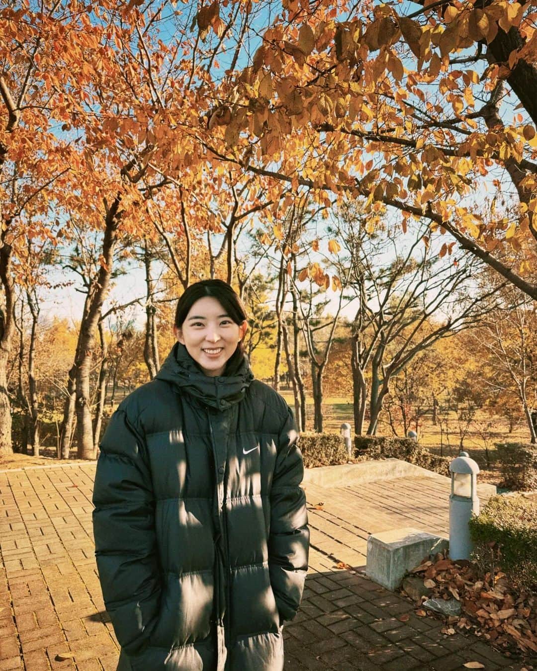 ソヒョン のインスタグラム：「가을 끝자락 🍂 전 즐겁게 촬영을 하며 잘 지내고 있습니다 ☺️  #생존신고」